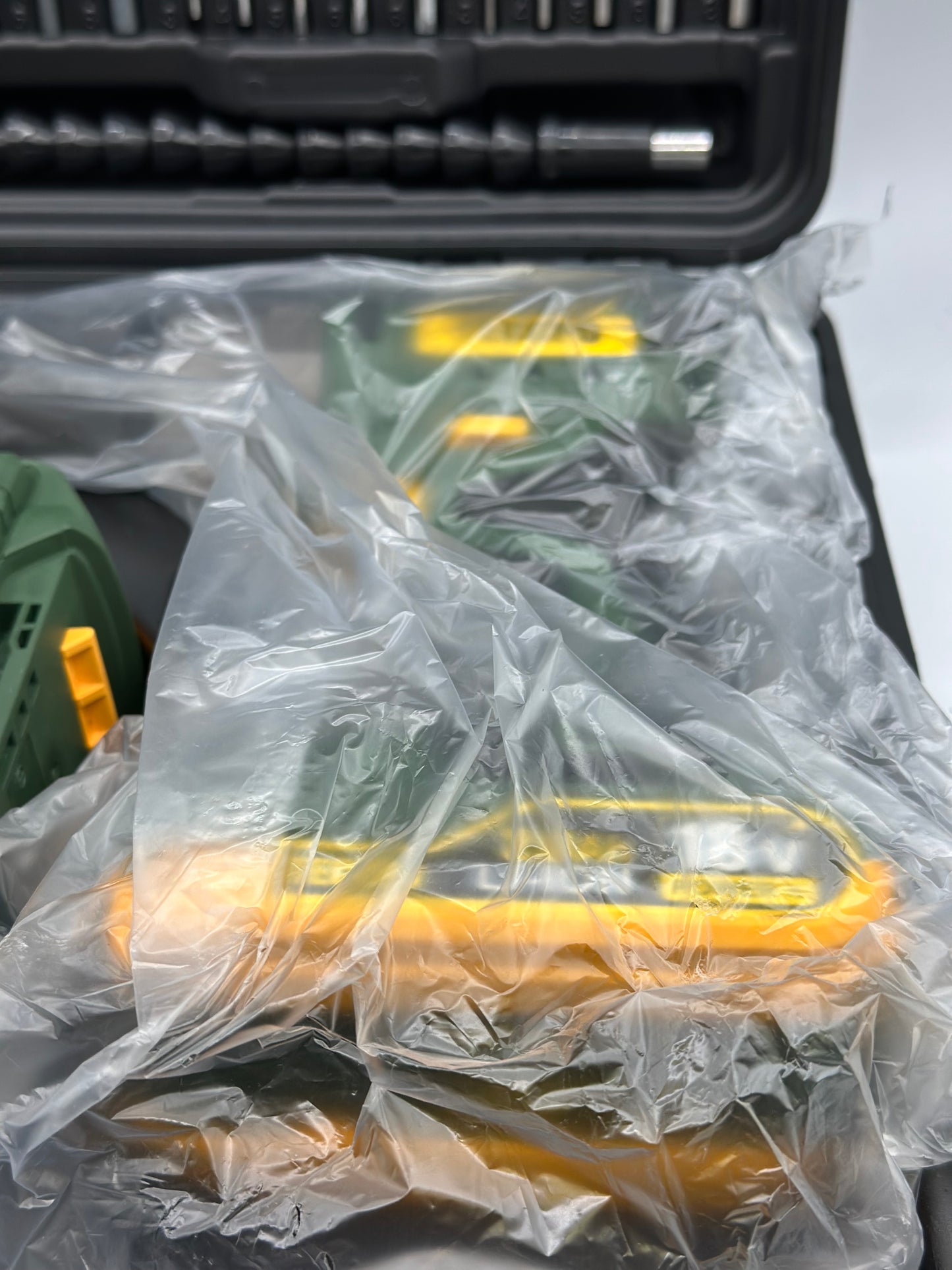 Visseuse sans fil TECCPO 18 V, 45 Nm, 2 batteries 2000 mAh et 105 accessoires, chargeur rapide, 21 + 3 niveaux de couple, 2 vitesses, mallette à outils portable - BHD700B