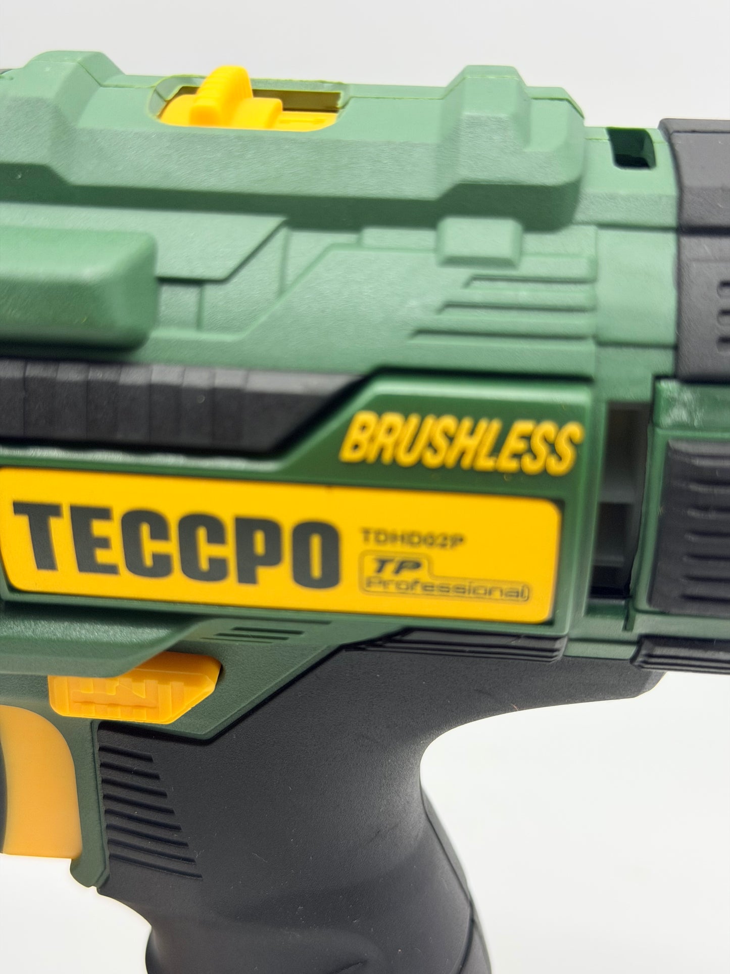 TECCPO Perceuse Visseuse sans Fil Brushless, 18V Perceuse a Percussion(60Nm), 30min Rapide Chargeur, 2×2.0Ah Batteries, 13mm Mandrin, 2 Vitesses (0-550/2000 tr/min), 35pcs Gratuit Accesoires-TDHD02P