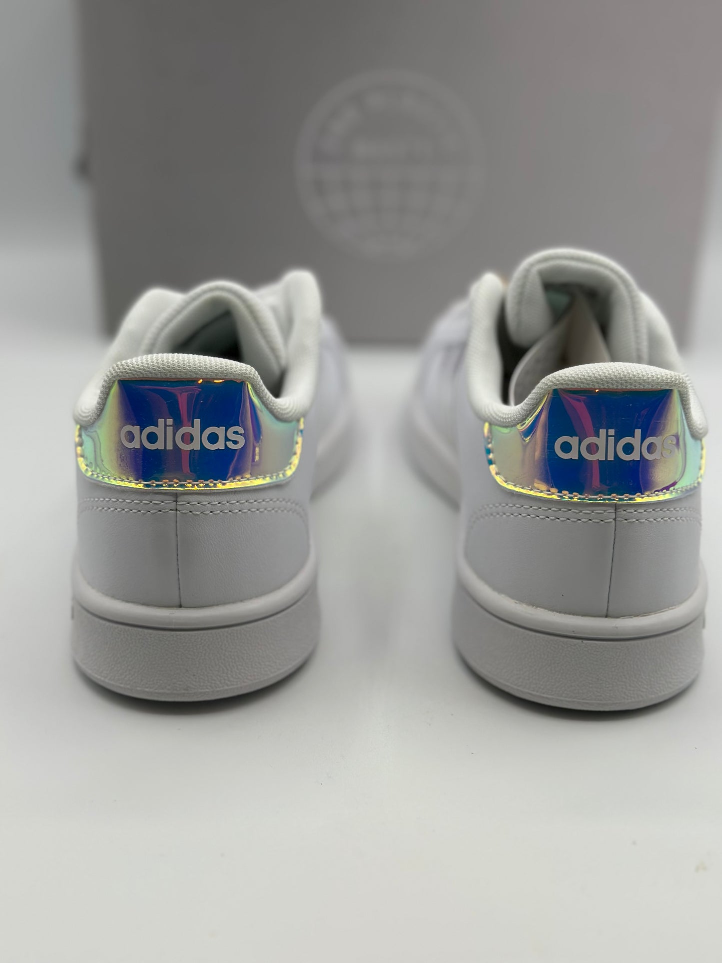 Baskets femme à bandes irisées – Adidas Grand Court K blanc
