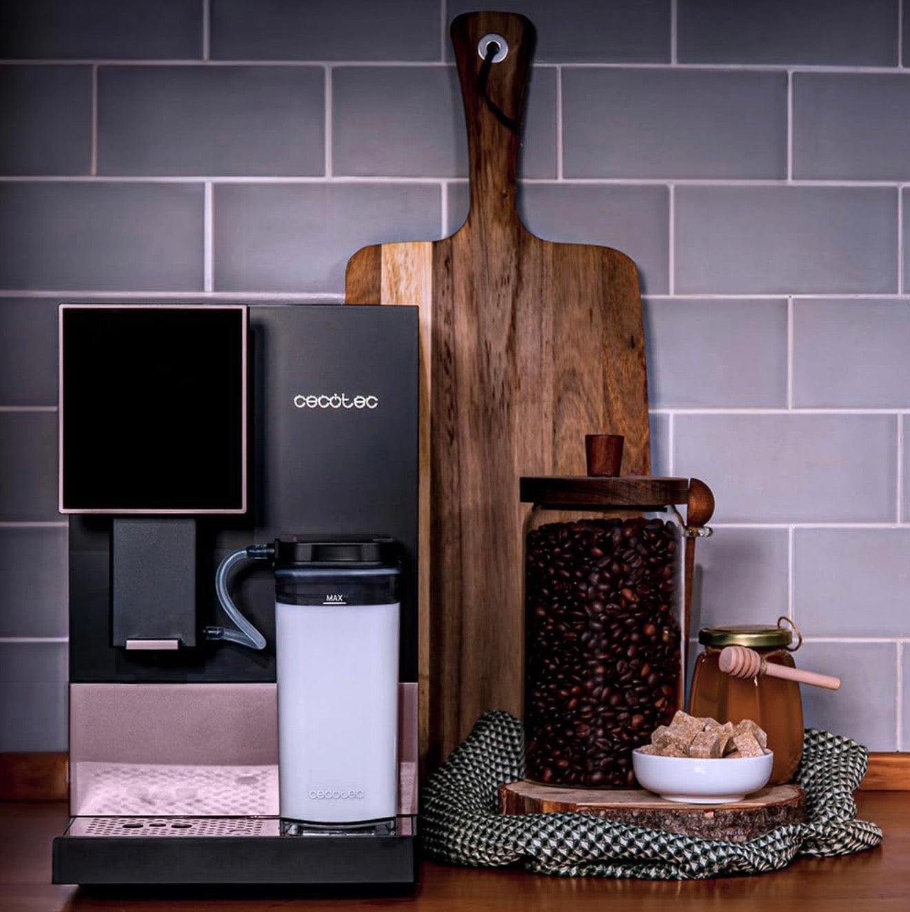 Cecotec Machine a Café Espresso Superautomatique Cremmaet Compactccino Connected Black Rose. 19 Bars, Écran TFT, Wifi, Moulin Integré, Réservoir d'eau 1,1 L et de lait 400 ml, Nettoyage Automatique