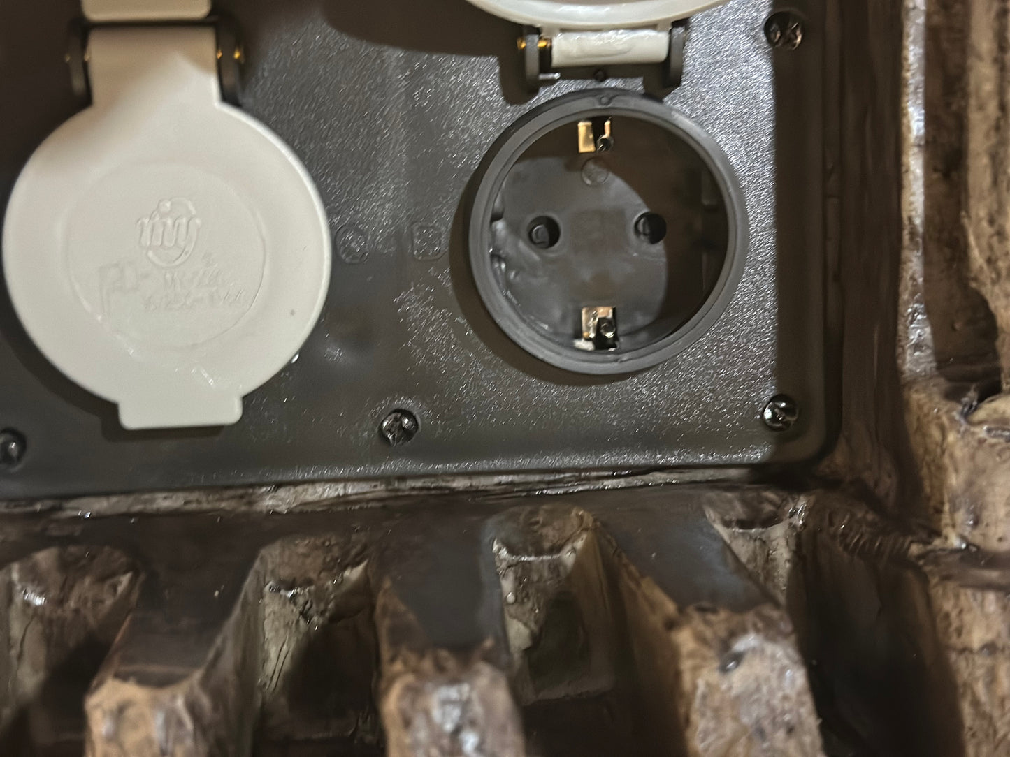 Prise Exterieure Etanche décoratif, 4 Prises 10A/2500W, ou 2 prises +prorgammateur ou Bluetooth