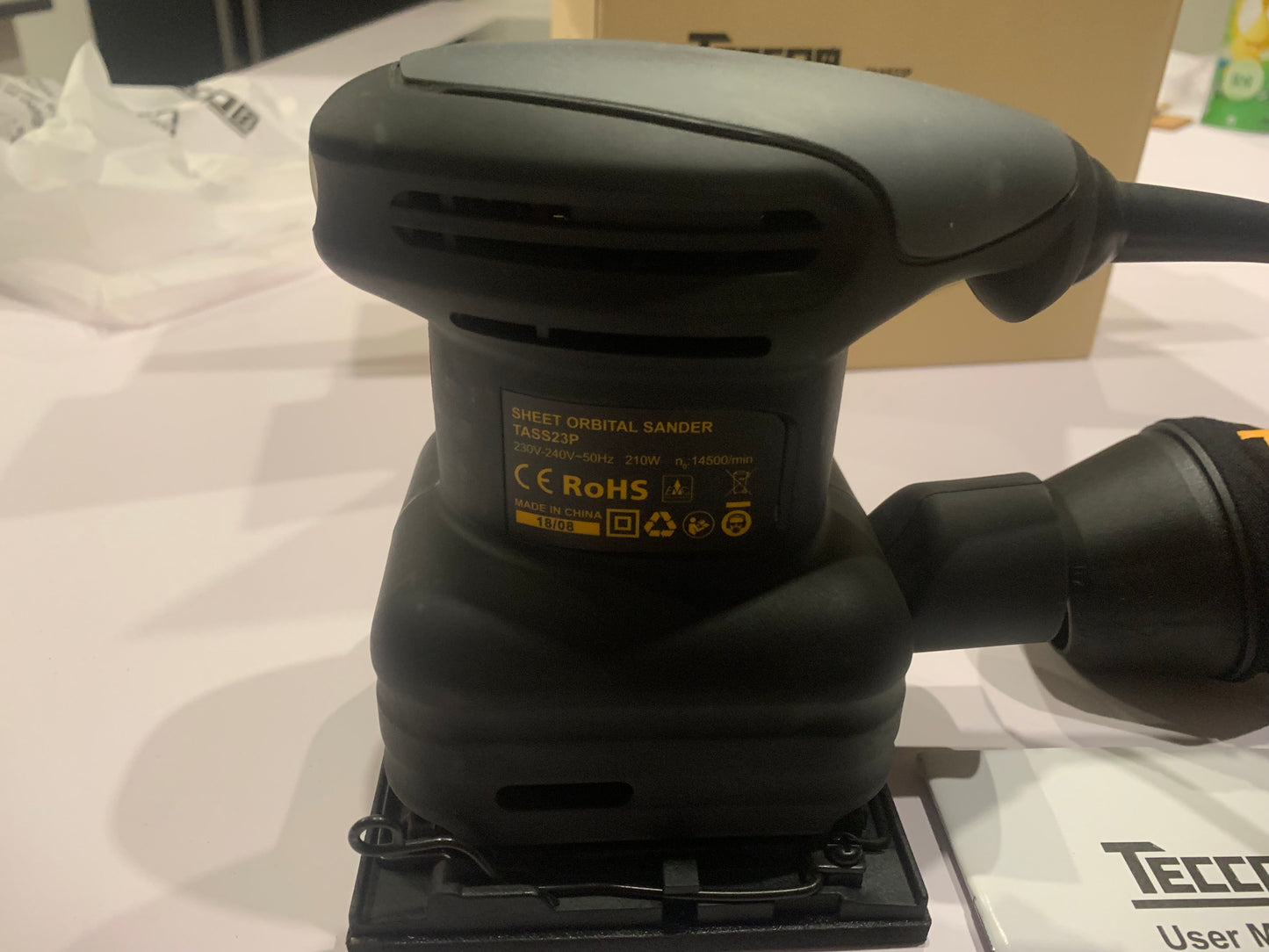 Ponceuses de Détail, TECCPO Ponceuse Vibrante 210W 14500 RPM, Moteur en Cuivre Fin, 12pcs Papiers de Verre, Surface Orbite 105x114mm, avec Sac de Poussière Recyclable