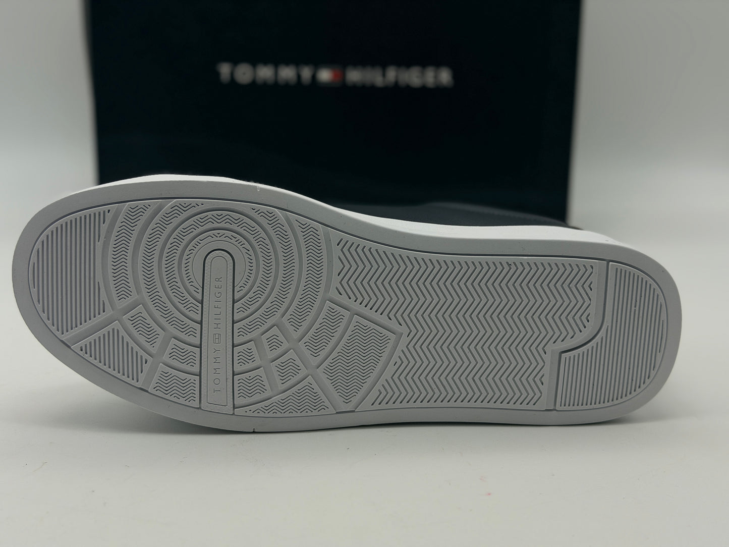 Tommy Hilfiger Baskets Homme Détail Essential en Cuir, Noir (Black/Black), 43