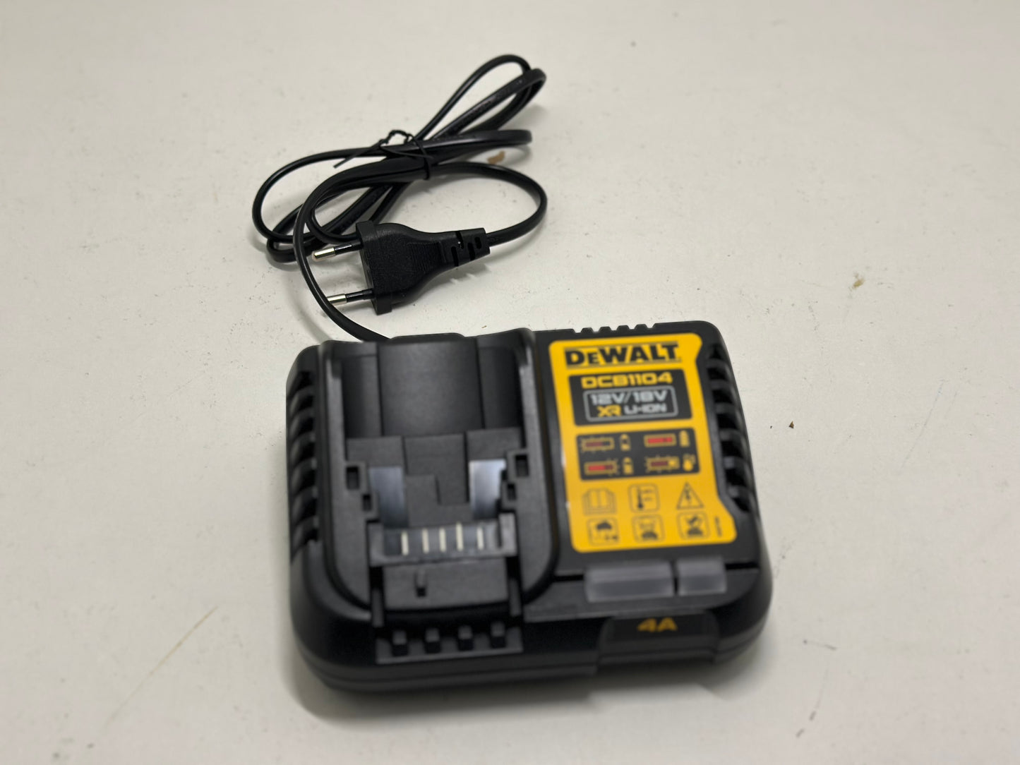 DeWalt - Chargeur universel XR 12V / 18V - DCB1104-QW