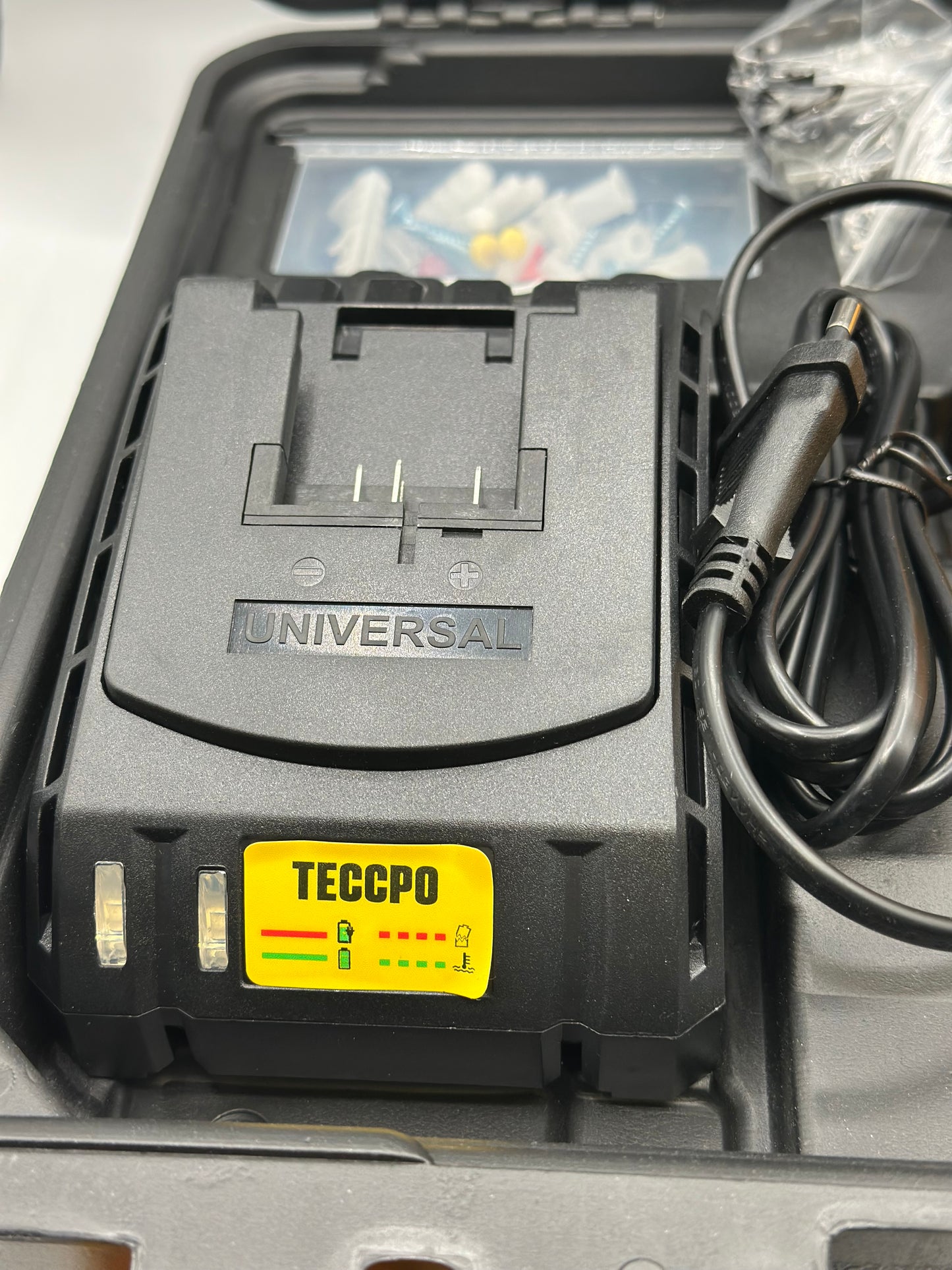 Visseuse sans fil TECCPO 18 V, 45 Nm, 2 batteries 2000 mAh et 105 accessoires, chargeur rapide, 21 + 3 niveaux de couple, 2 vitesses, mallette à outils portable - BHD700B