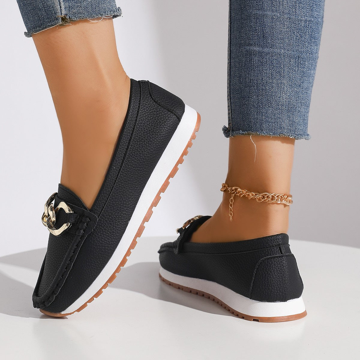 Mocassins "Soft-Chain" – Cuir Souple, Détail Chaîne Dorée & Confort "Nuage"
Le luxe décontracté au service de vos pieds
