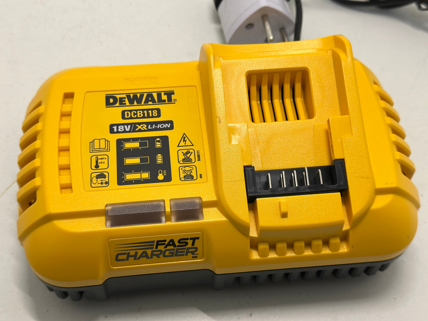 DEWALT - Chargeur Rapide XR FLEXVOLT: 54V - 18V Jaune