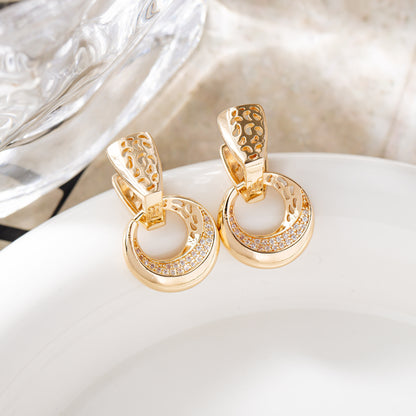 Boucles d'Oreilles "Éclat Lunaire" – Micro-Sertissage de Zircons & Design Fleur Creuse