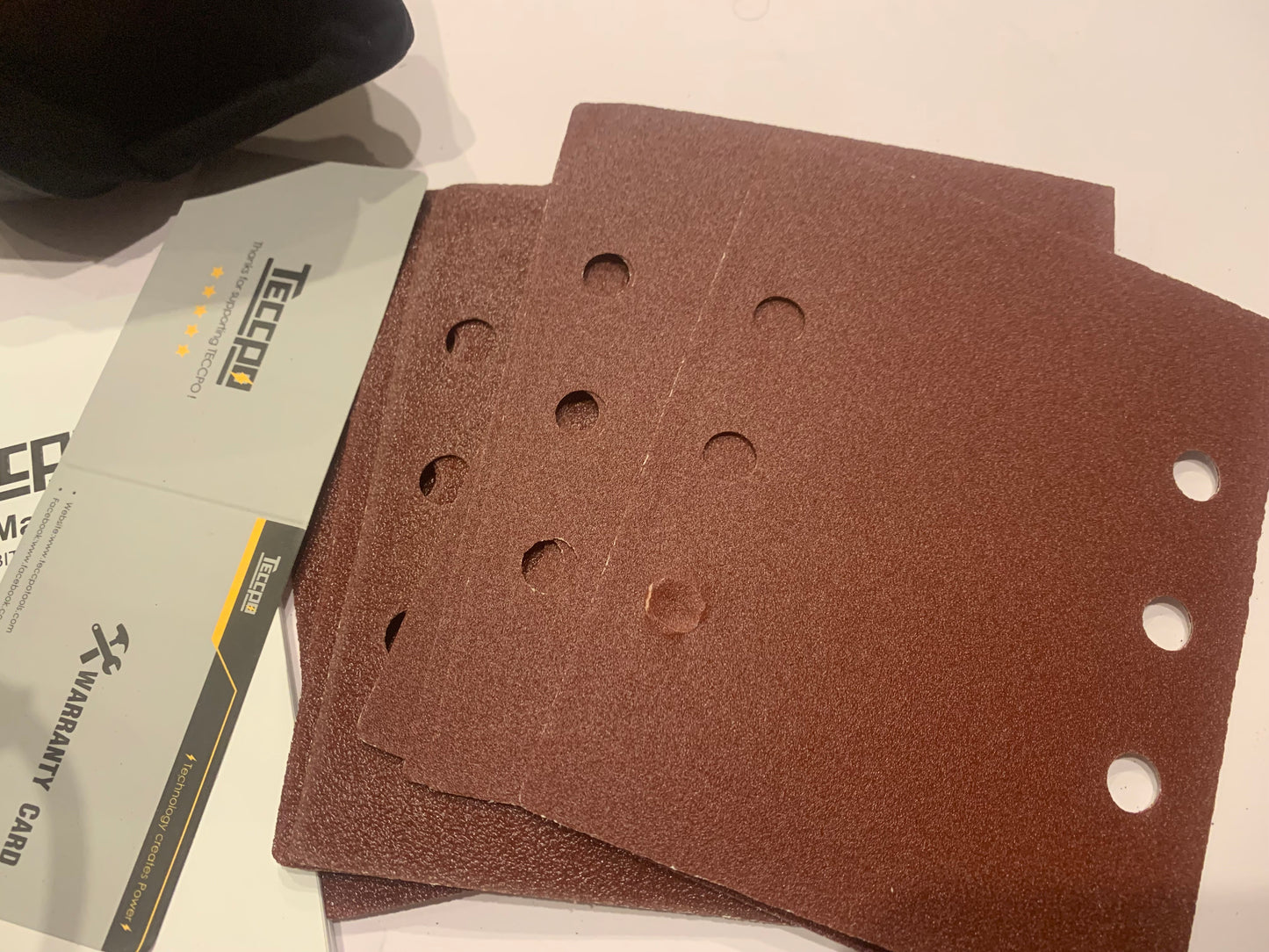 Ponceuses de Détail, TECCPO Ponceuse Vibrante 210W 14500 RPM, Moteur en Cuivre Fin, 12pcs Papiers de Verre, Surface Orbite 105x114mm, avec Sac de Poussière Recyclable