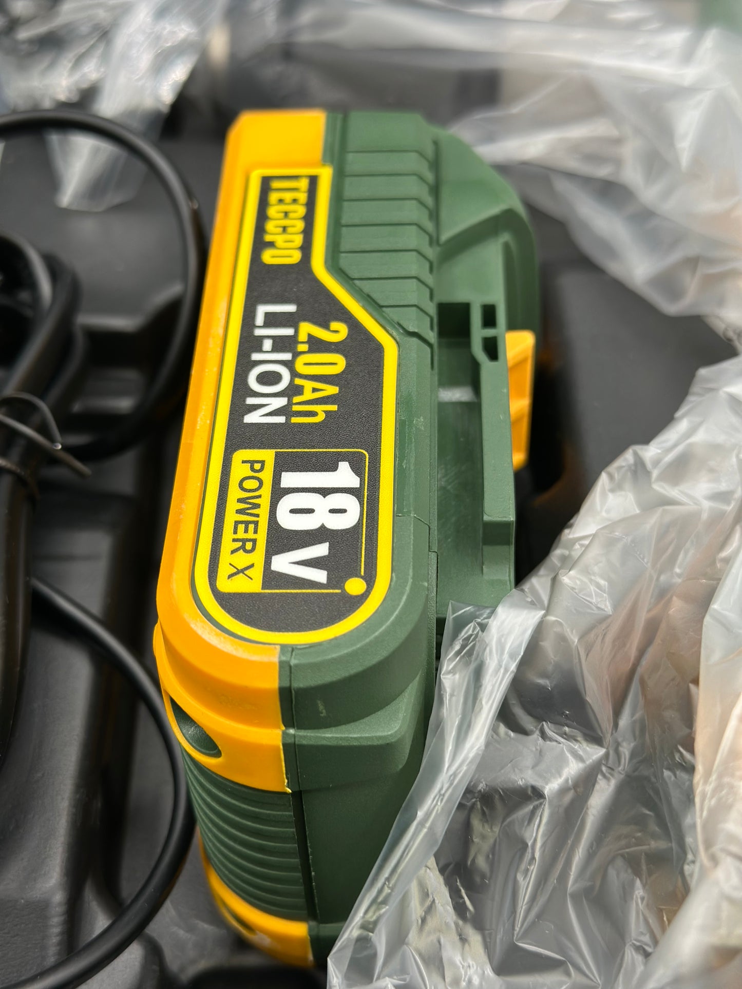 Visseuse sans fil TECCPO 18 V, 45 Nm, 2 batteries 2000 mAh et 105 accessoires, chargeur rapide, 21 + 3 niveaux de couple, 2 vitesses, mallette à outils portable - BHD700B