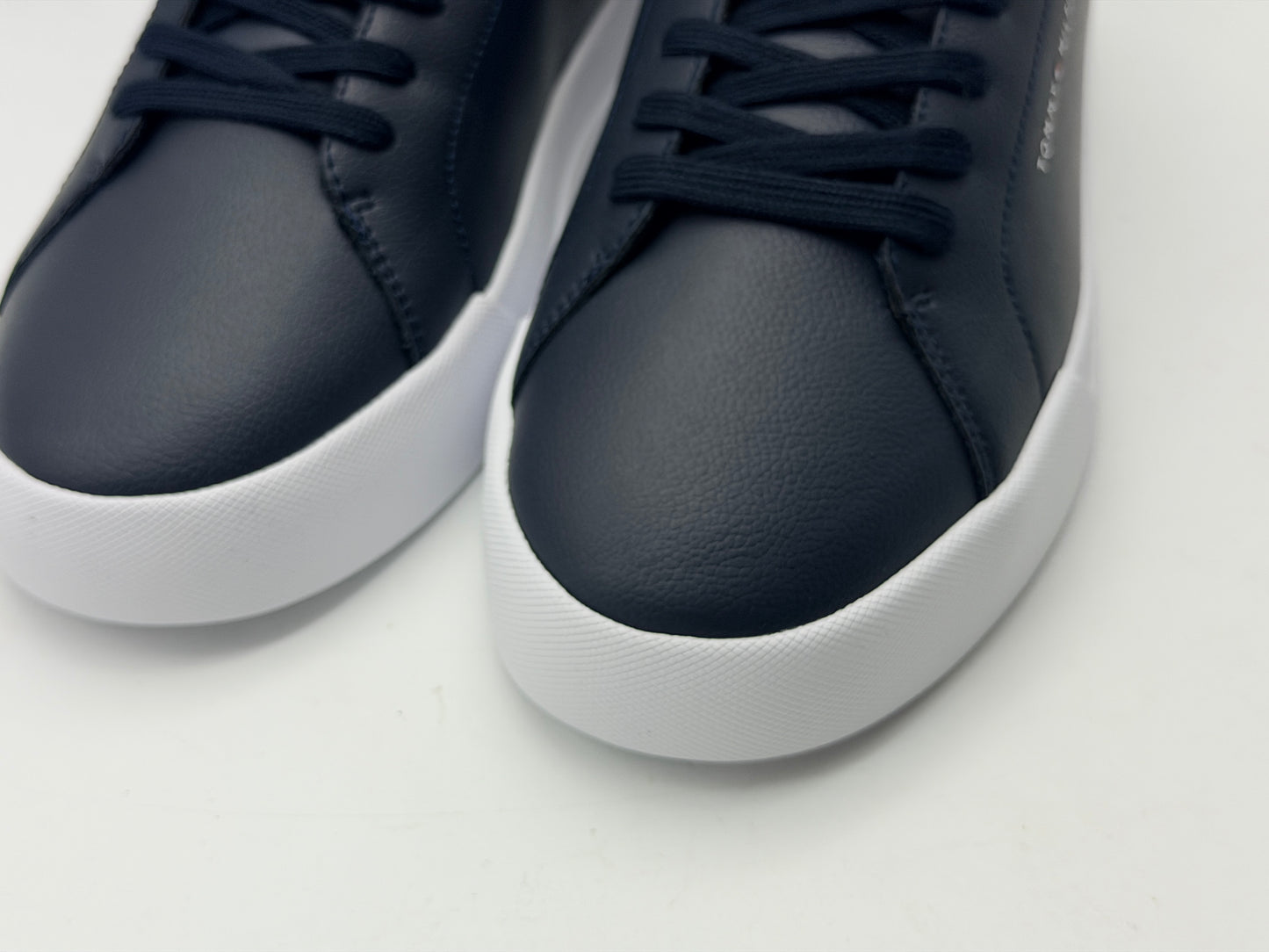 Tommy Hilfiger Baskets Homme Détail Essential en Cuir, Noir (Black/Black), 43