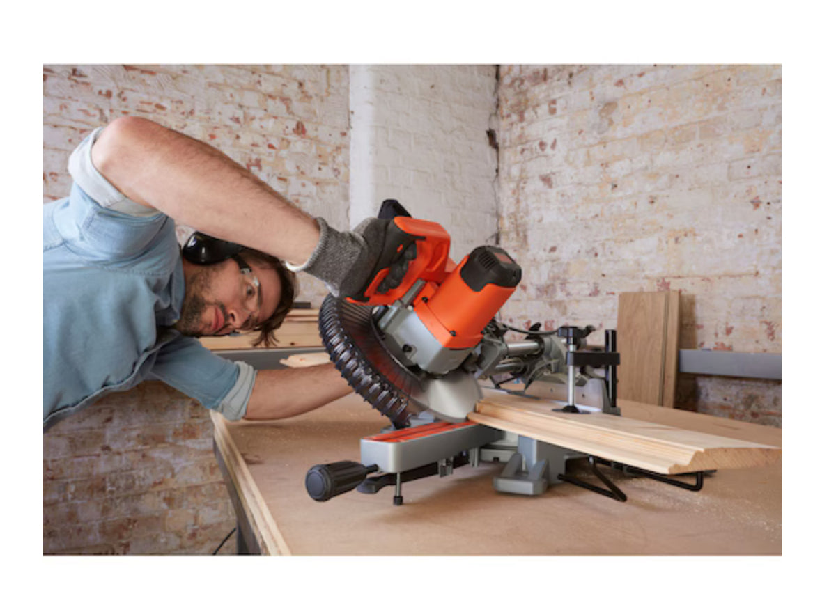 Scie à onglet Black+Decker d'une puissance de 1600 Watts pouvant couper jusqu'à 305 mm