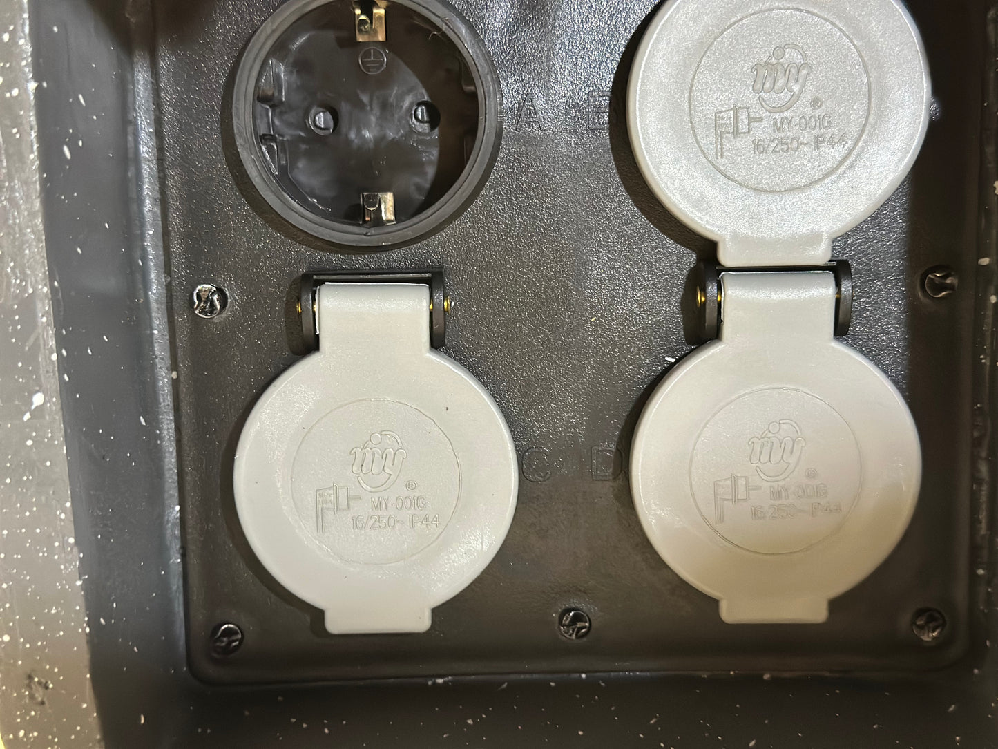 Prise Exterieure Etanche décoratif, 4 Prises 10A/2500W, ou 2 prises +prorgammateur ou Bluetooth