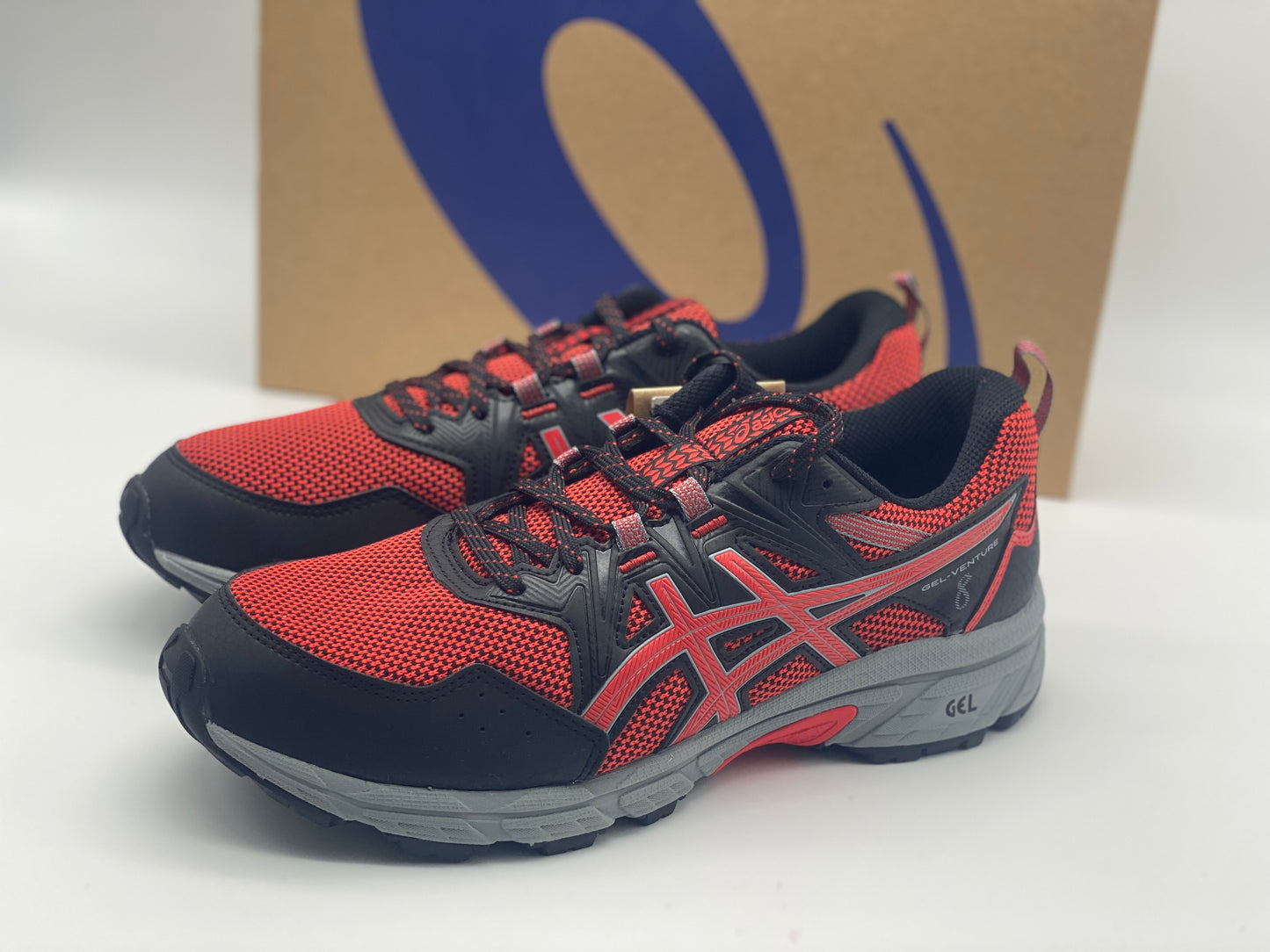 Chaussures Asics neuves et authentique taille 43,5