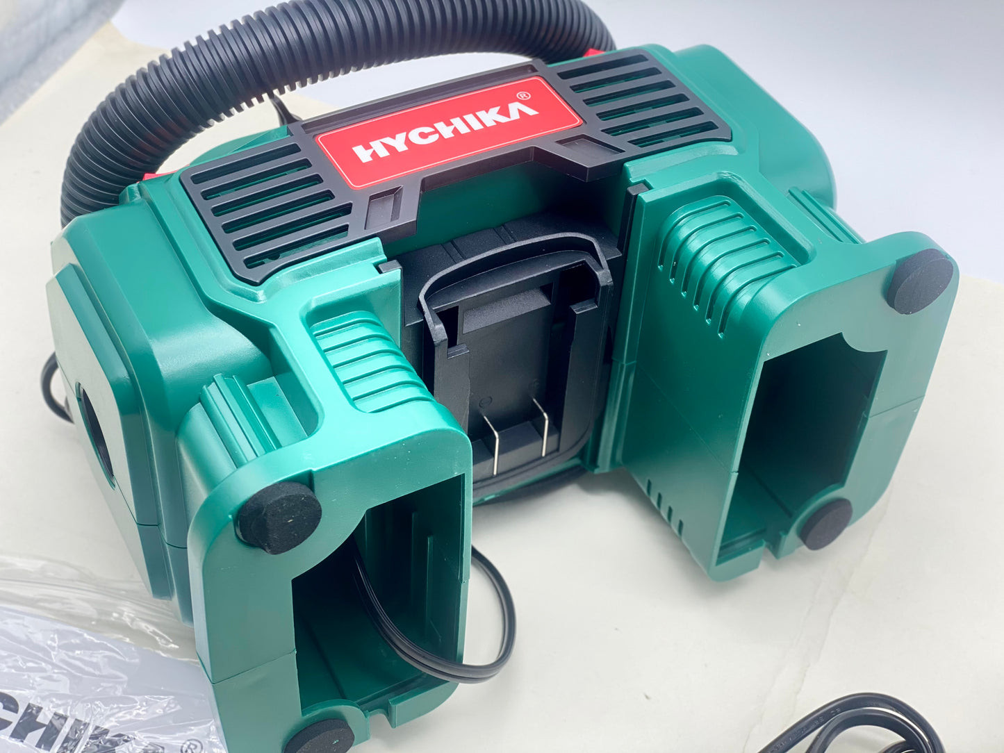 Compresseur d'air Portatif 18V HYCHIKA, Alimenté par 2A Batterie/Allume Cigare 2x2ah + chargeur neuf