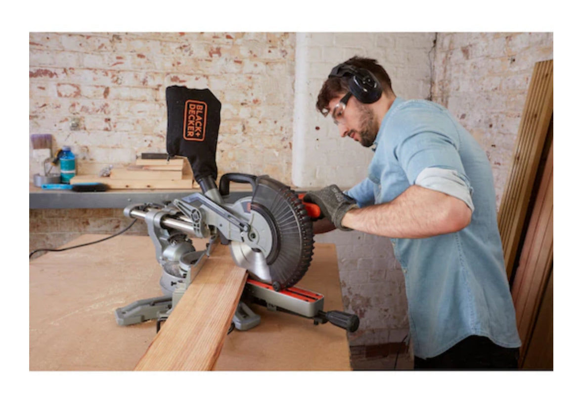 Scie à onglet Black+Decker d'une puissance de 1600 Watts pouvant couper jusqu'à 305 mm