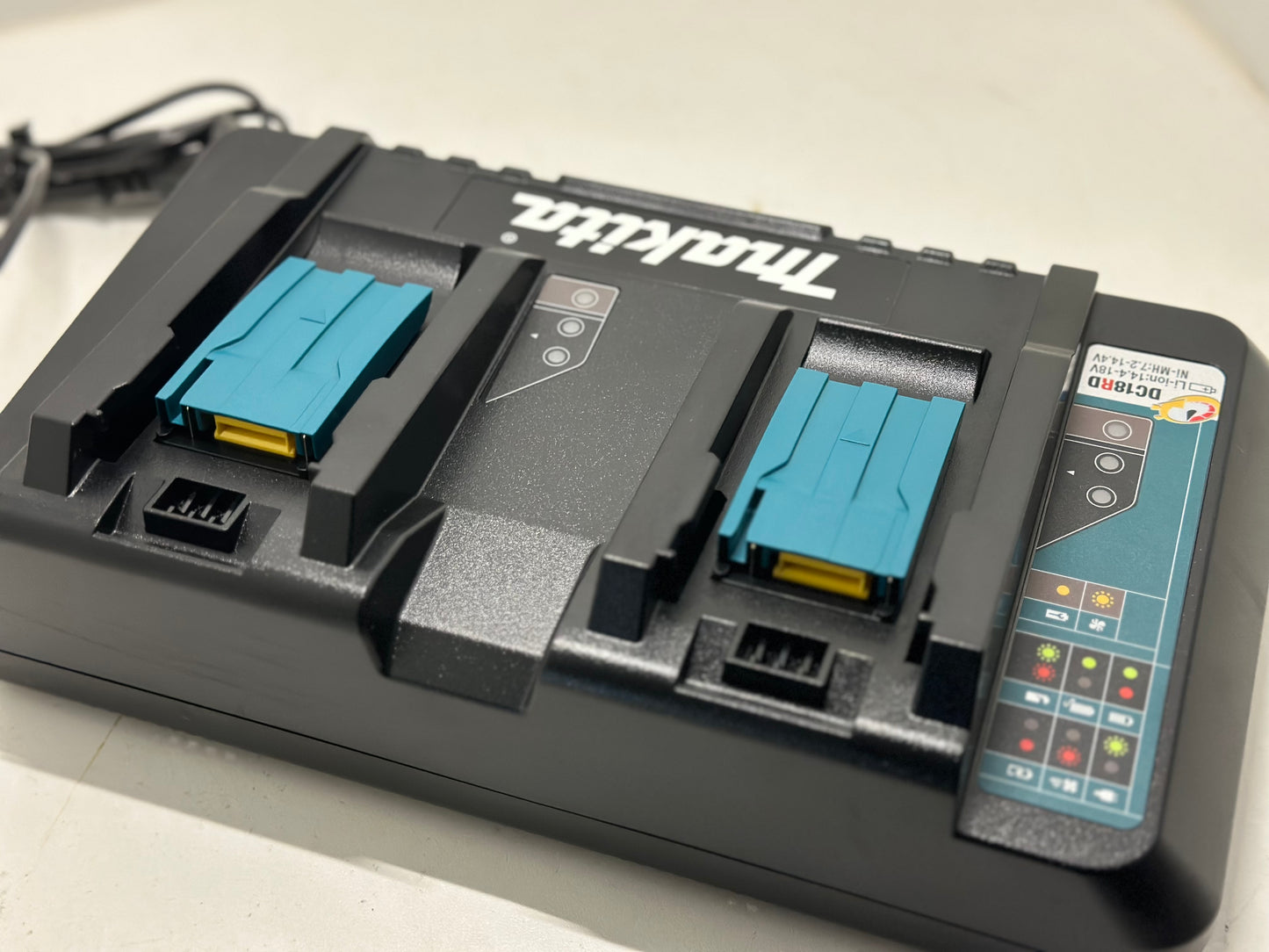 Chargeur rapide pour 2 batteries Li-Ion 14,4 à 18 V - MAKITA DC18RD