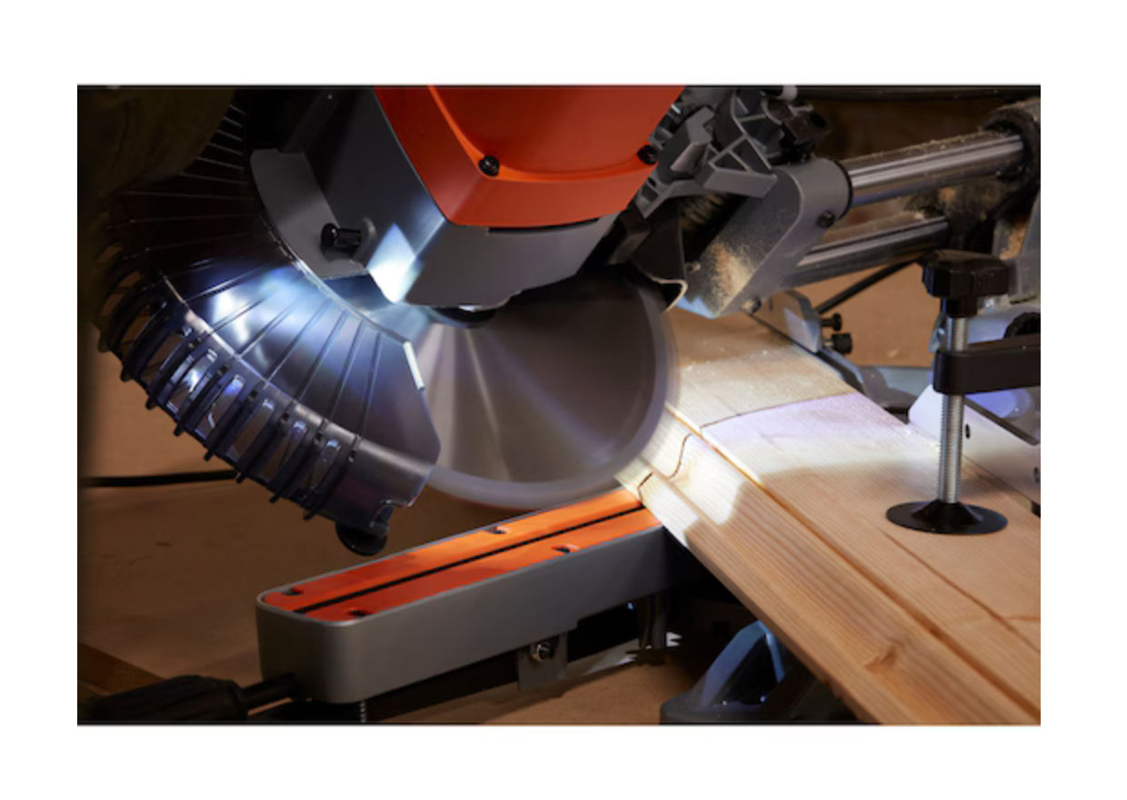 Scie à onglet Black+Decker d'une puissance de 1600 Watts pouvant couper jusqu'à 305 mm