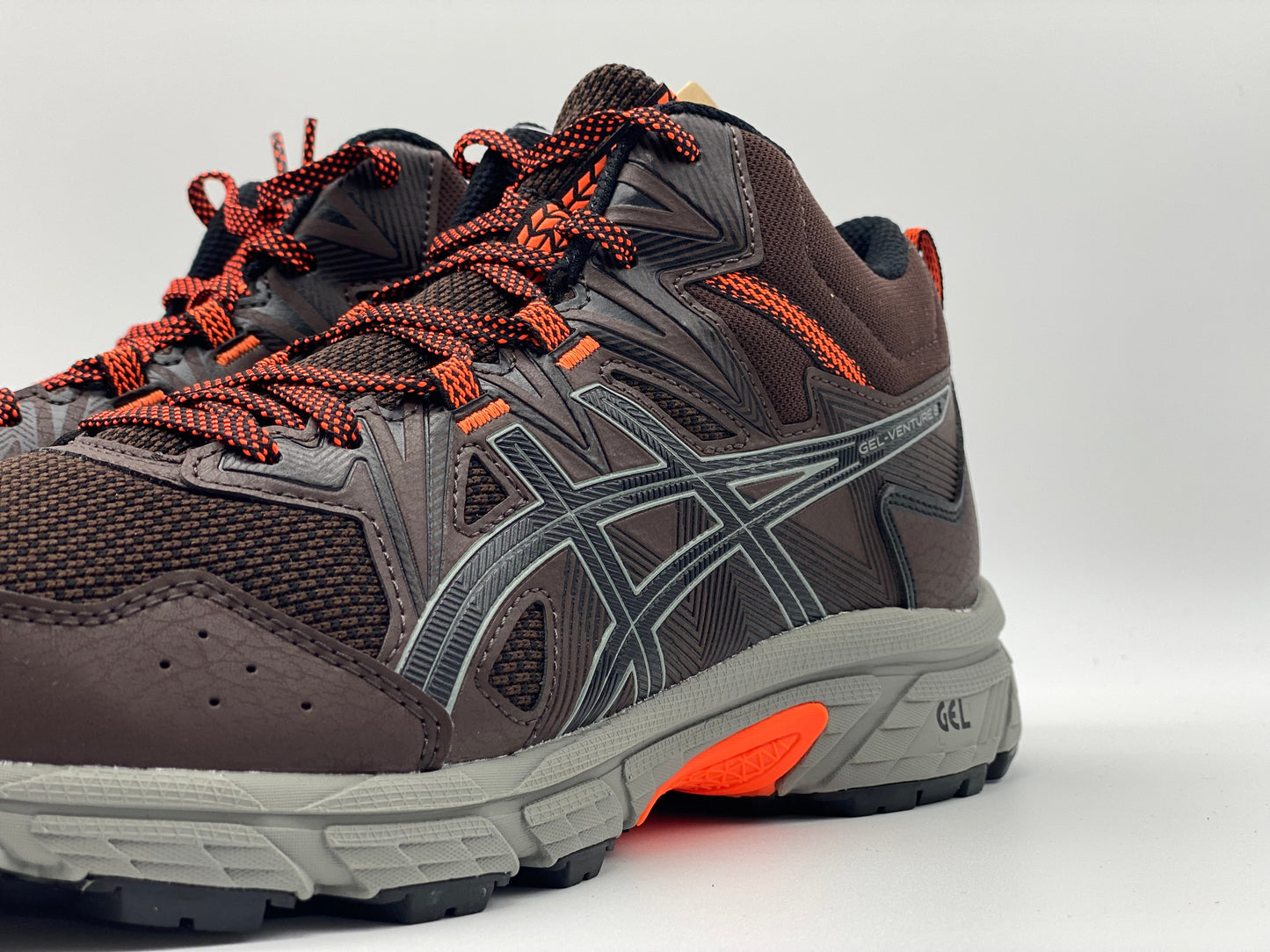 Baskets haute Asics neuves et authentique taille 44