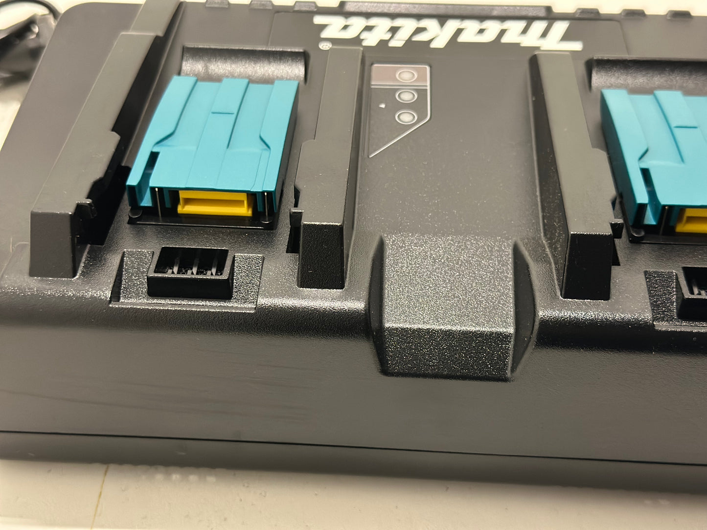 Chargeur rapide pour 2 batteries Li-Ion 14,4 à 18 V - MAKITA DC18RD