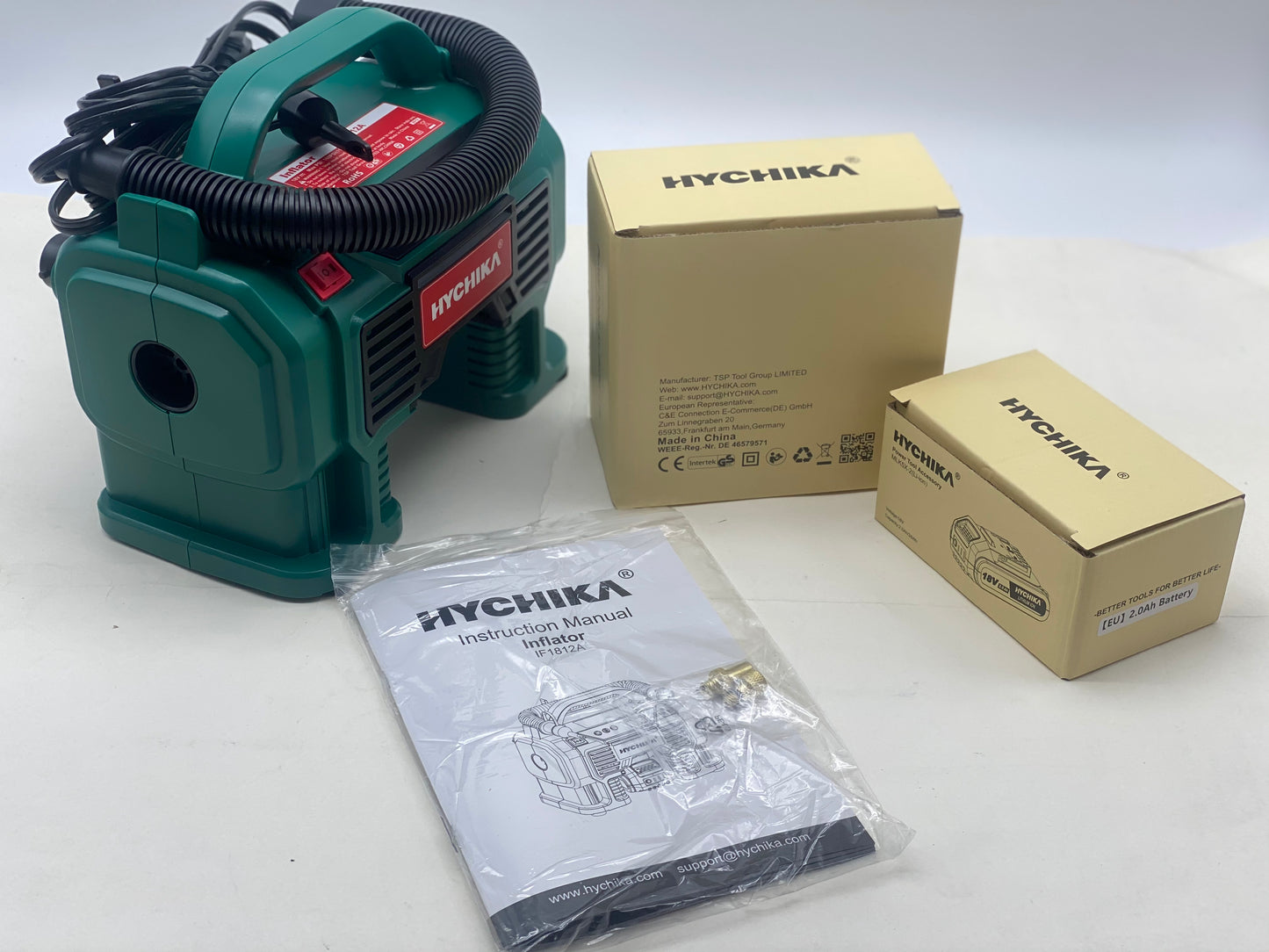 Compresseur d'air Portatif 18V HYCHIKA, Alimenté par 2A Batterie/Allume Cigare 2x2ah + chargeur neuf