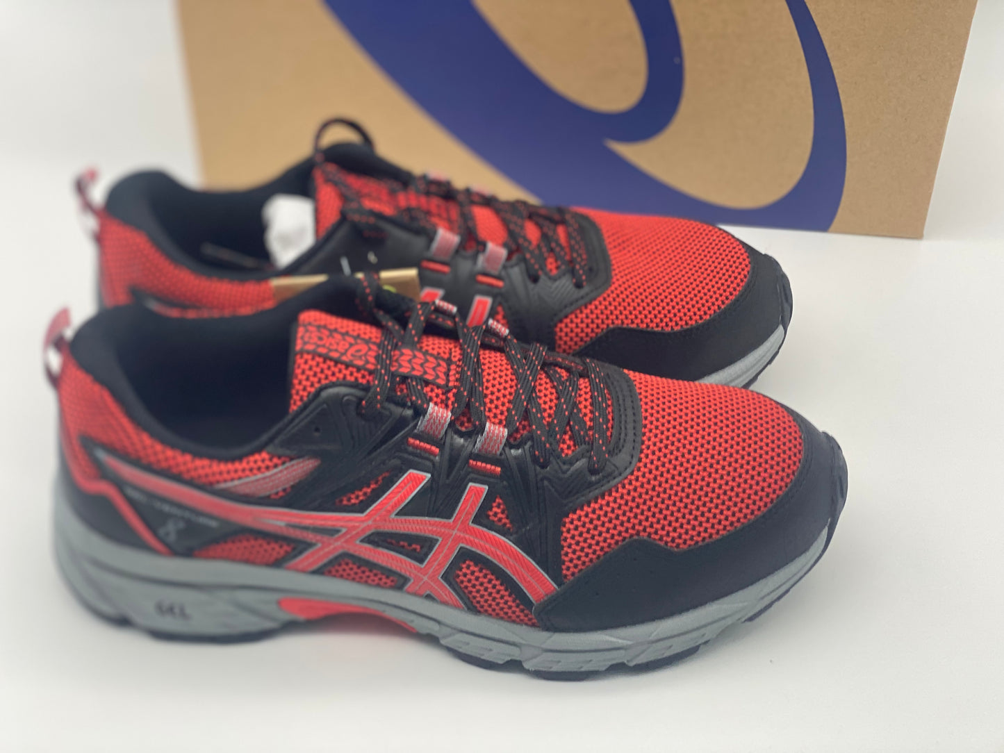 Chaussures Asics neuves et authentique taille 43,5