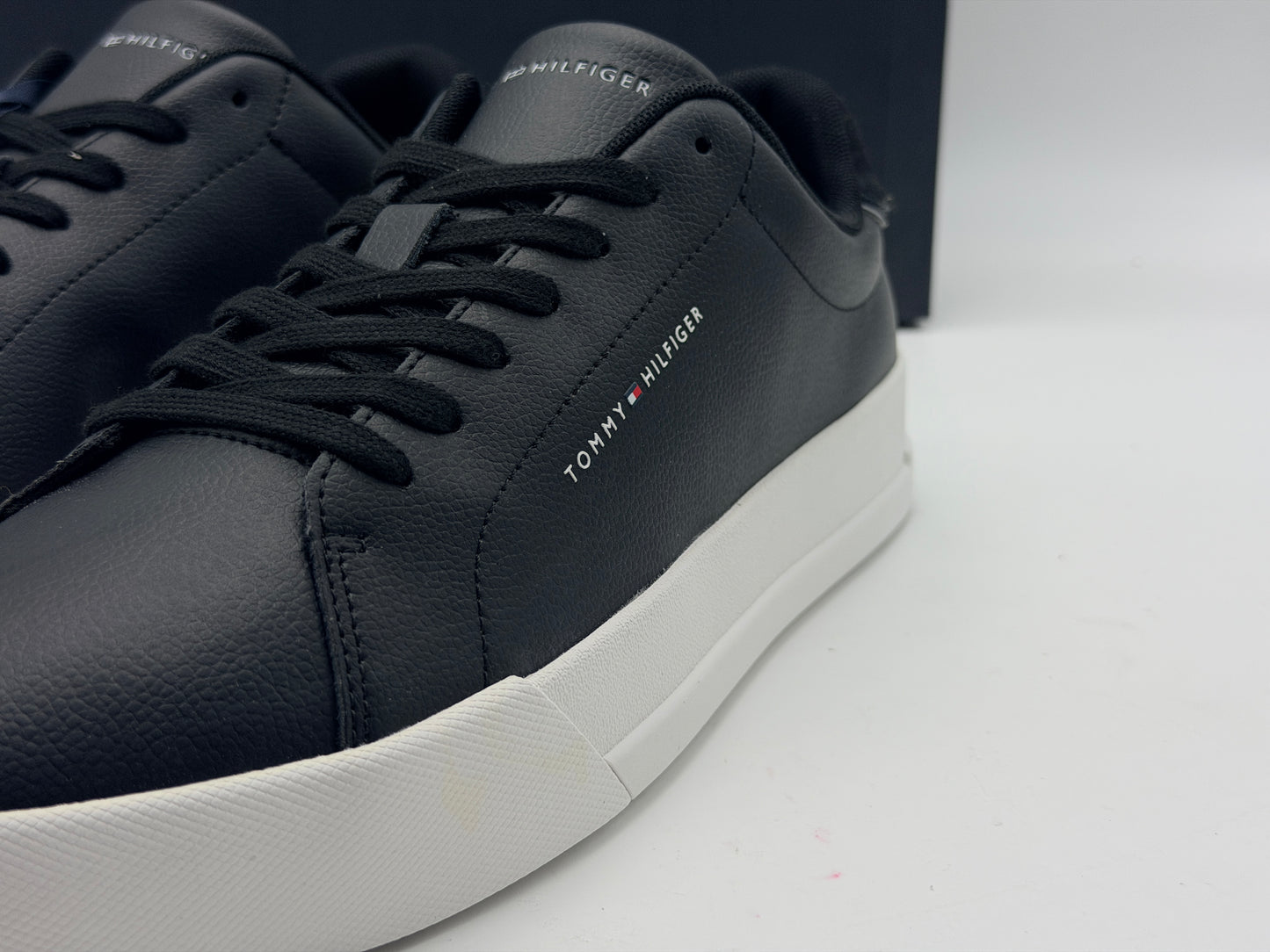 TOMMY HILFIGER
Baskets Court Leather Detail Essential Black