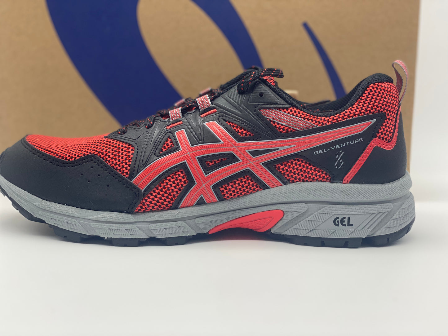 Chaussures Asics neuves et authentique taille 43,5