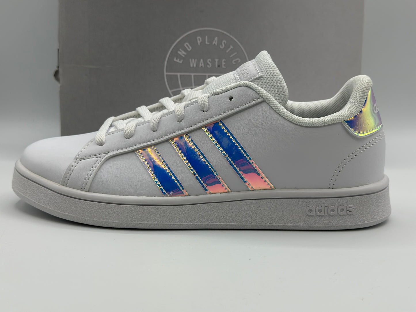 Baskets femme à bandes irisées – Adidas Grand Court K blanc