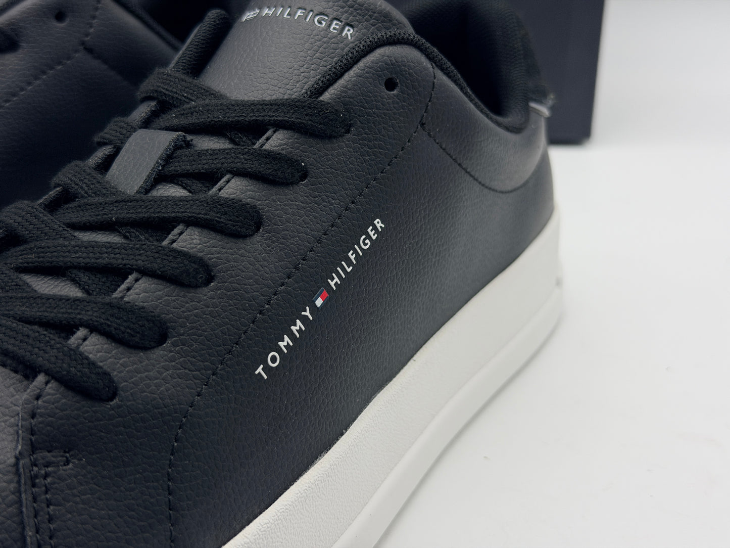 TOMMY HILFIGER
Baskets Court Leather Detail Essential Black