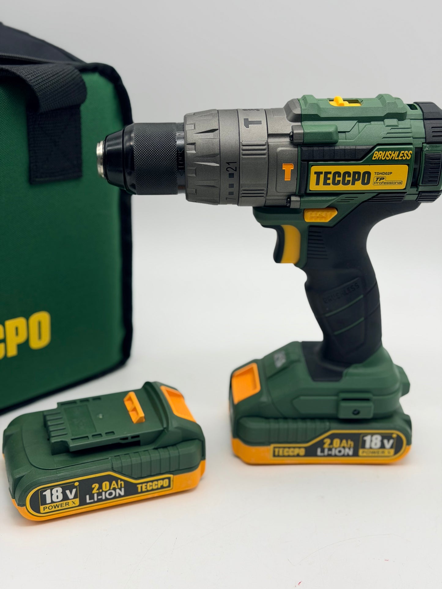 TECCPO Perceuse Visseuse sans Fil Brushless, 18V Perceuse a Percussion(60Nm), 30min Rapide Chargeur, 2×2.0Ah Batteries, 13mm Mandrin, 2 Vitesses (0-550/2000 tr/min), 35pcs Gratuit Accesoires-TDHD02P
