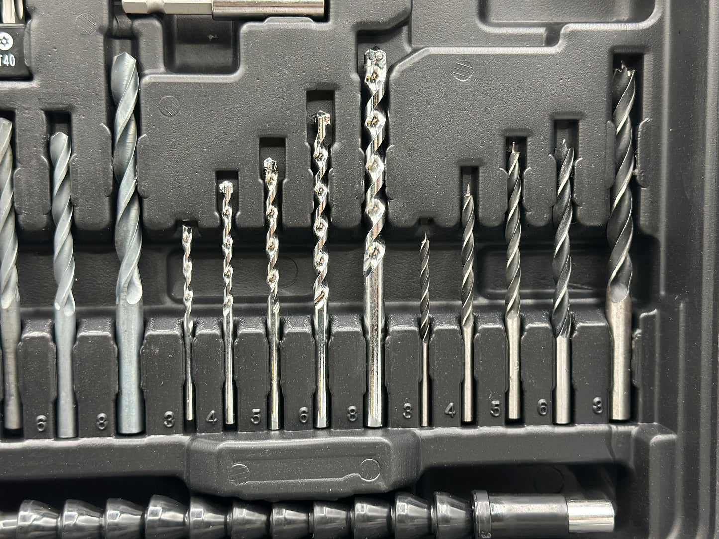 Visseuse sans fil TECCPO 18 V, 45 Nm, 2 batteries 2000 mAh et 105 accessoires, chargeur rapide, 21 + 3 niveaux de couple, 2 vitesses, mallette à outils portable - BHD700B