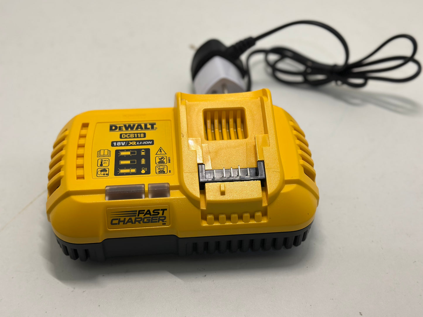 DEWALT - Chargeur Rapide XR FLEXVOLT: 54V - 18V Jaune