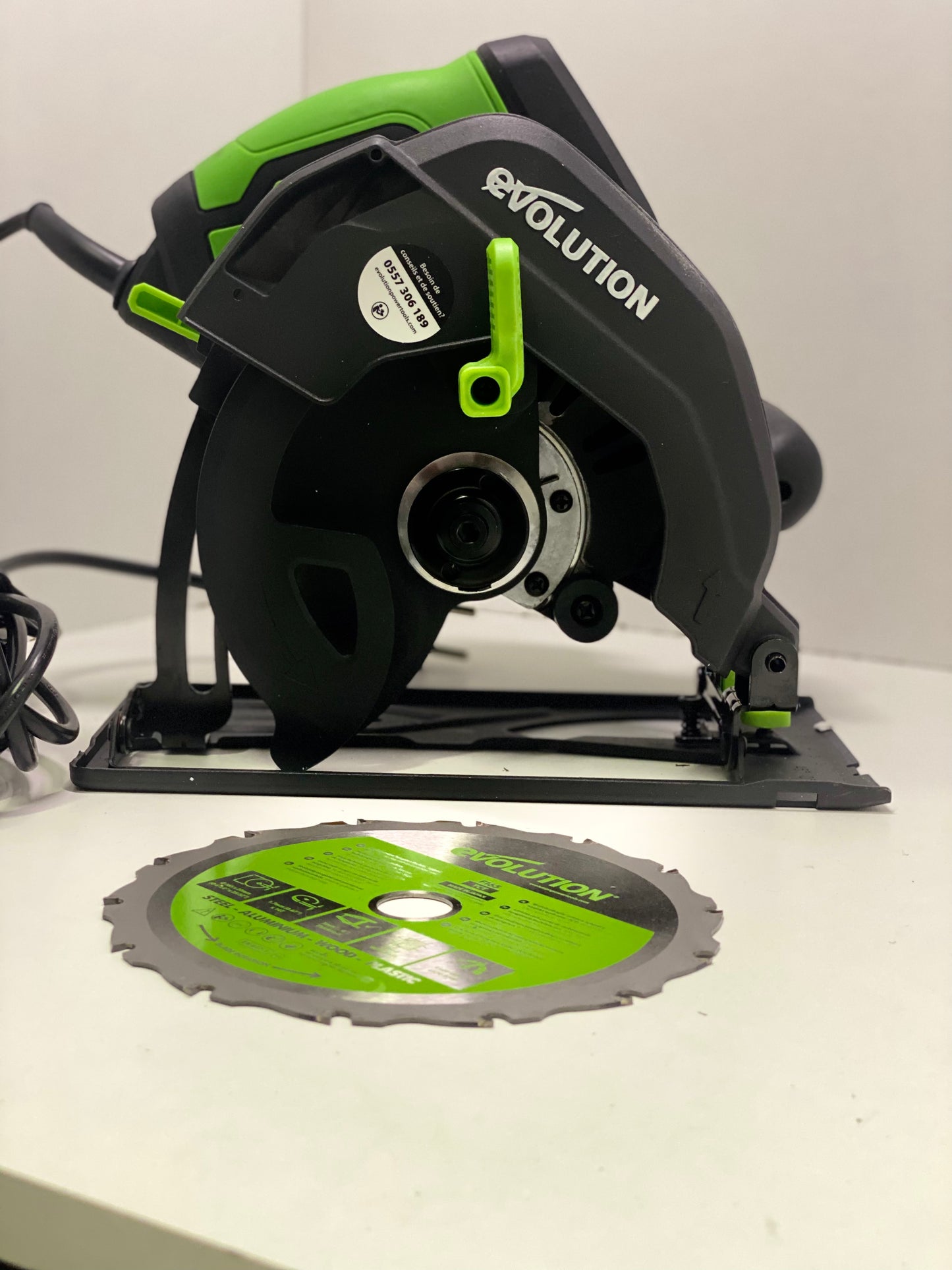 Evolution Power Tools Scie Circulaire Multi-Matériaux, Découpe l’acier, l’aluminium, le bois clouté