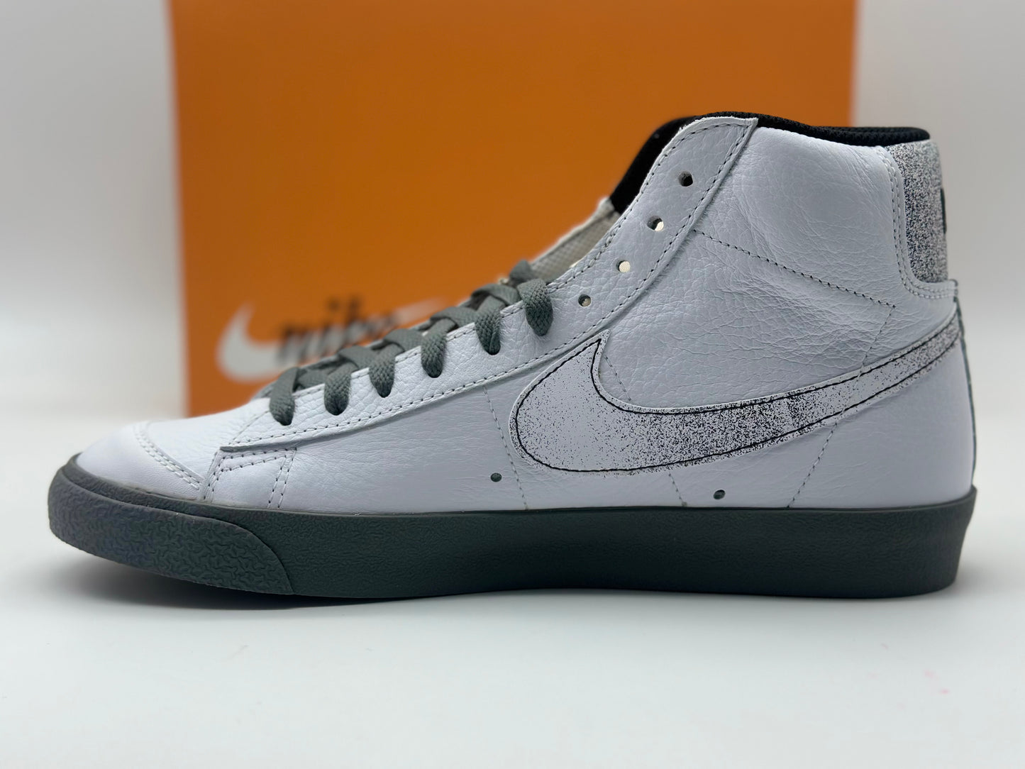 Nike Blazer Mid 77 EMB Hommes Trainers Dv7194 Sneakers Chaussures
 taille 43 - 44