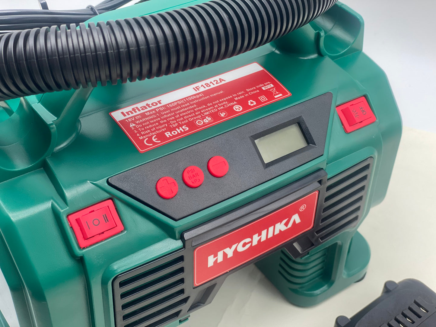 Compresseur d'air Portatif 18V HYCHIKA, Alimenté par 2A Batterie/Allume Cigare 2x2ah + chargeur neuf