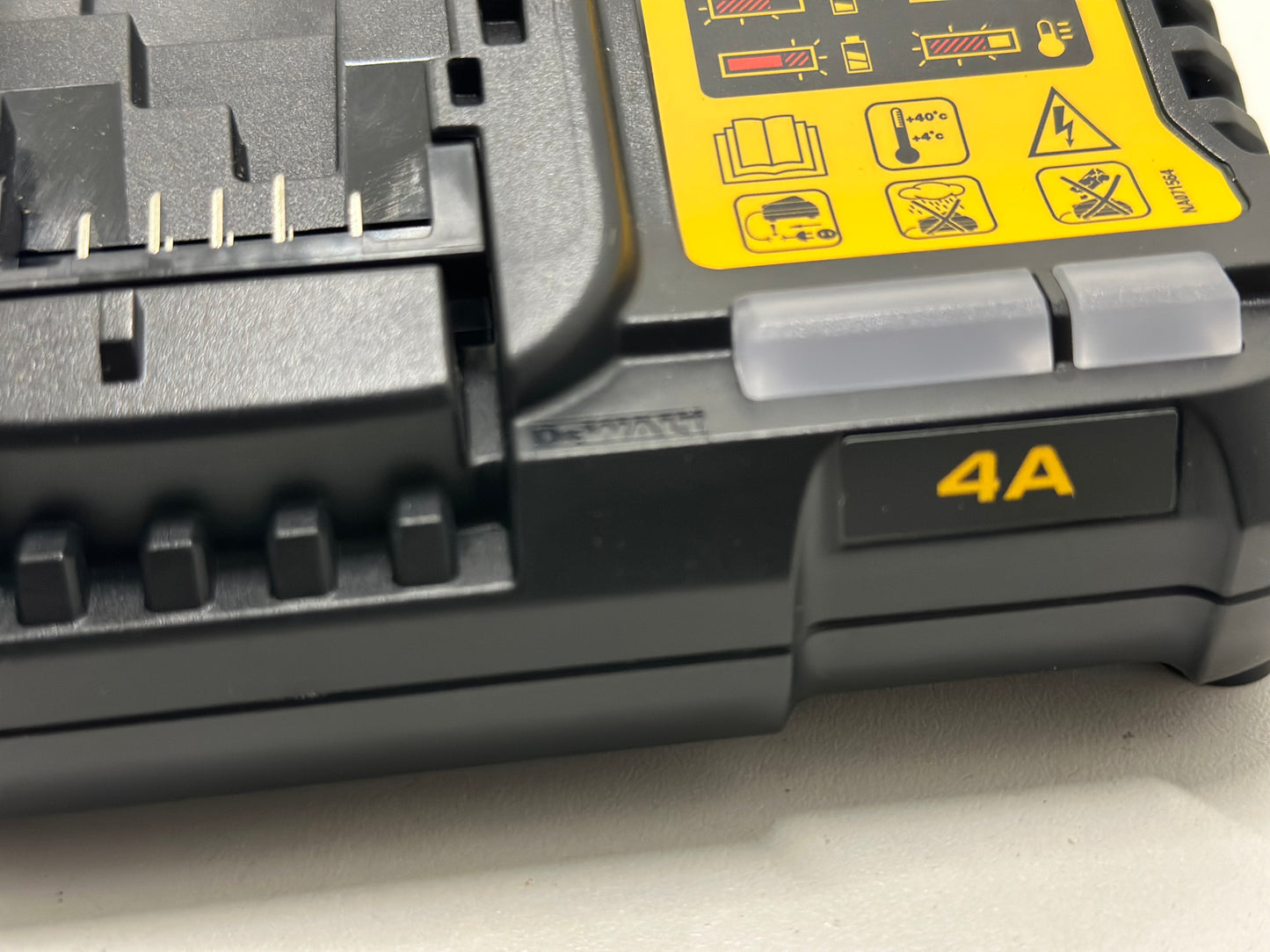 DeWalt - Chargeur universel XR 12V / 18V - DCB1104-QW