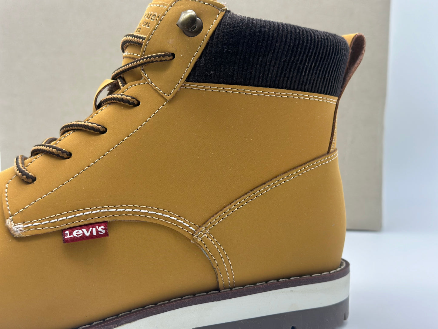 Boots chaussures pour homme LEVIS neuves et authentique taille 42,5. 43. 44