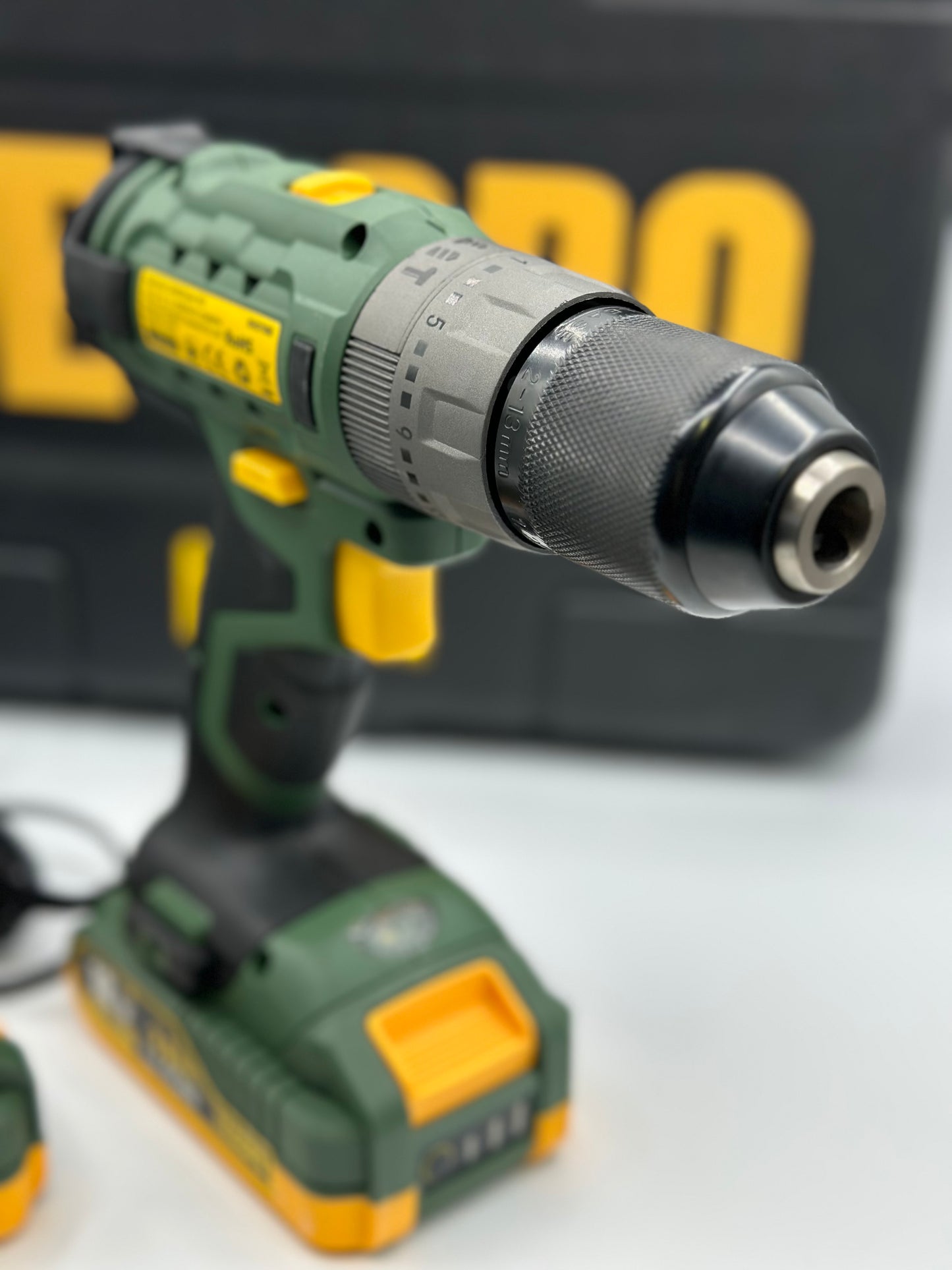 Visseuse sans fil TECCPO 18 V, 45 Nm, 2 batteries 2000 mAh et 105 accessoires, chargeur rapide, 21 + 3 niveaux de couple, 2 vitesses, mallette à outils portable - BHD700B