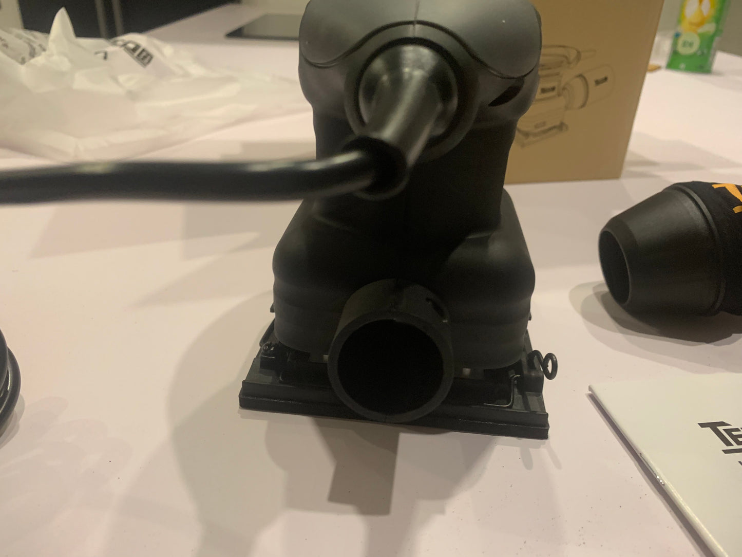 Ponceuses de Détail, TECCPO Ponceuse Vibrante 210W 14500 RPM, Moteur en Cuivre Fin, 12pcs Papiers de Verre, Surface Orbite 105x114mm, avec Sac de Poussière Recyclable