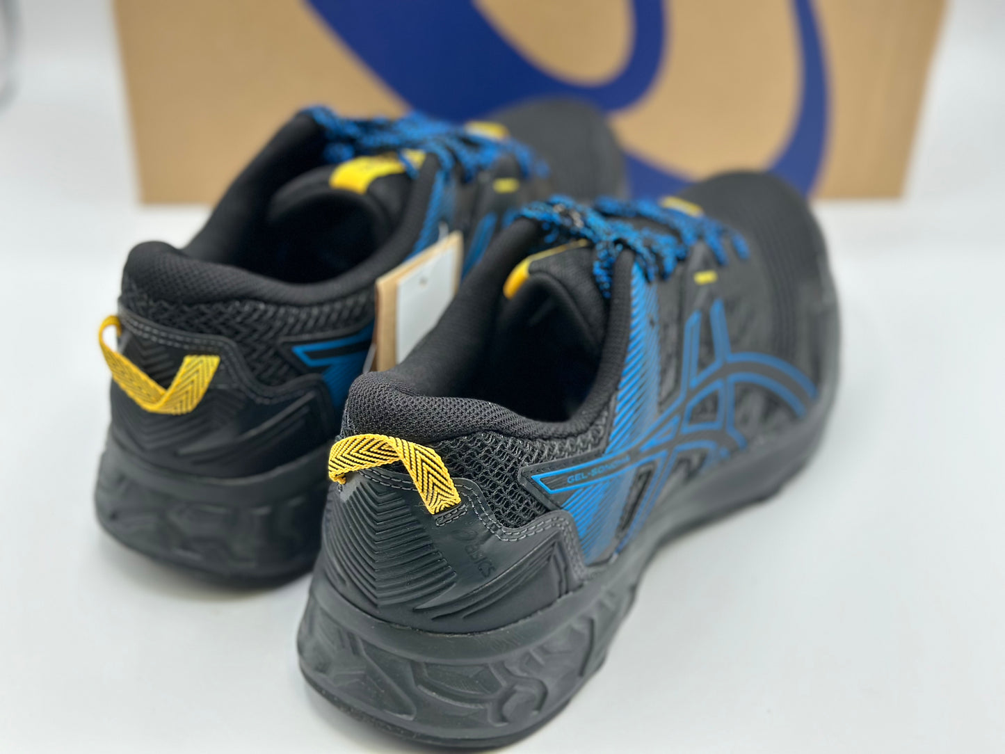 Baskets de trail ASICS neuves et authentique
