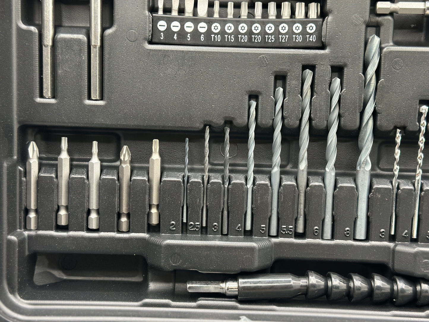 Visseuse sans fil TECCPO 18 V, 45 Nm, 2 batteries 2000 mAh et 105 accessoires, chargeur rapide, 21 + 3 niveaux de couple, 2 vitesses, mallette à outils portable - BHD700B