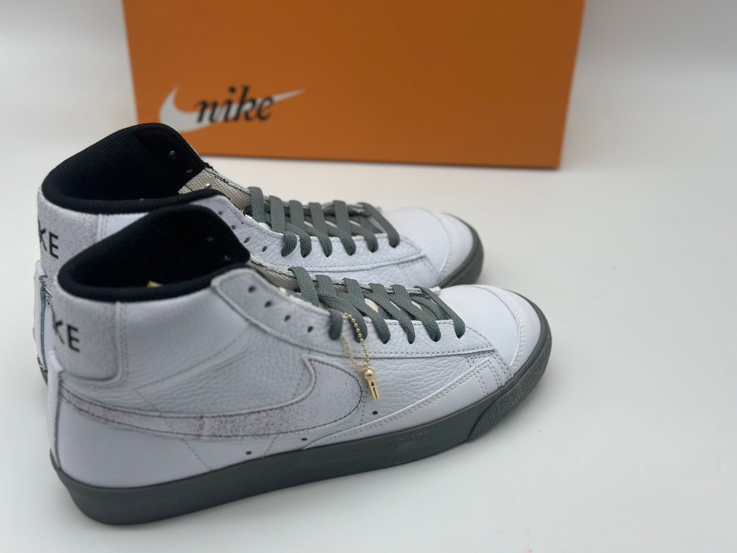 Nike Blazer Mid 77 EMB Hommes Trainers Dv7194 Sneakers Chaussures
 taille 43 - 44