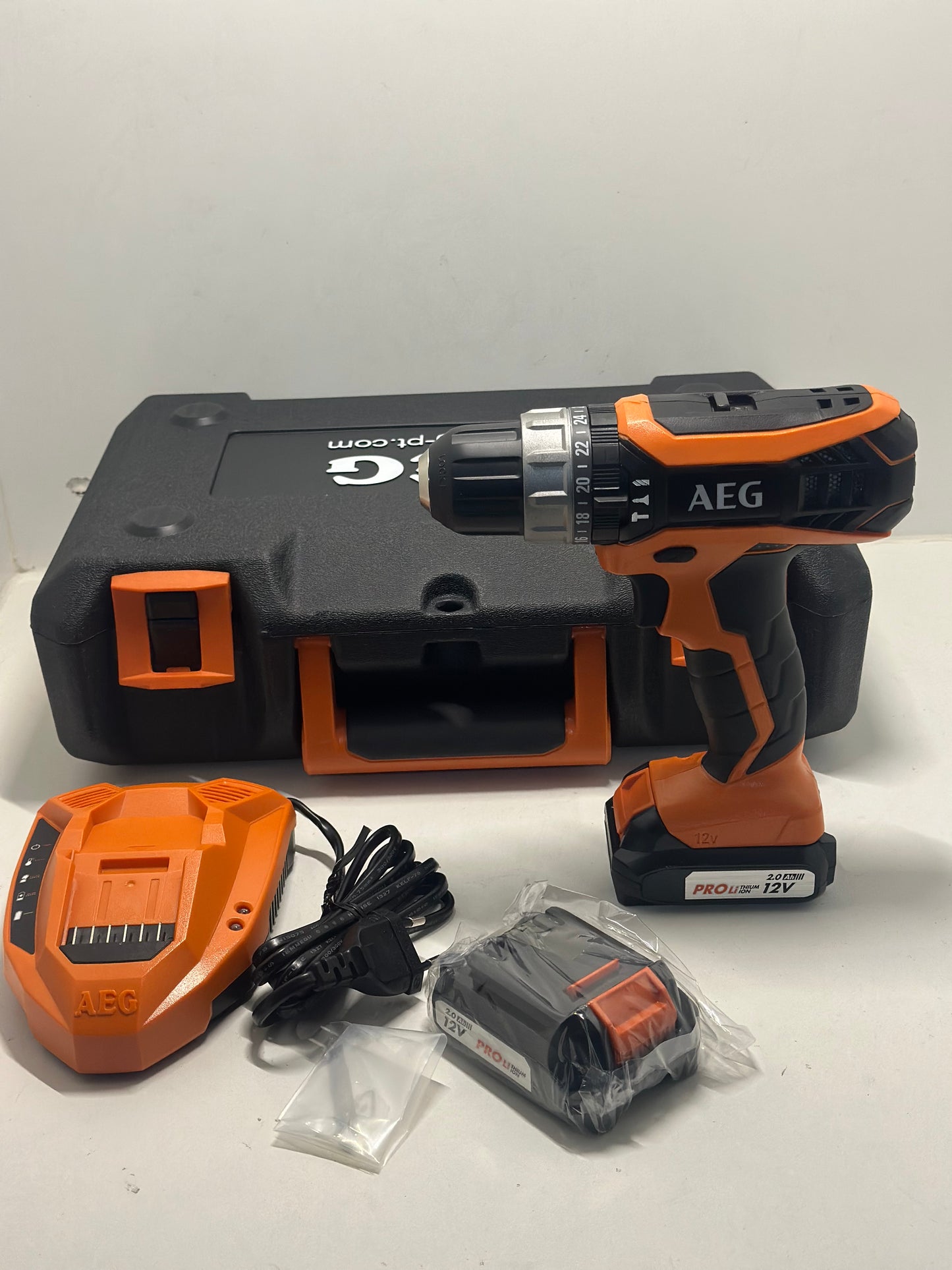 Perceuse à percussion AEG 12V tradesman Gen III BSB12G3LI-202C - 2 batterie 2,0Ah - 1 chargeur
