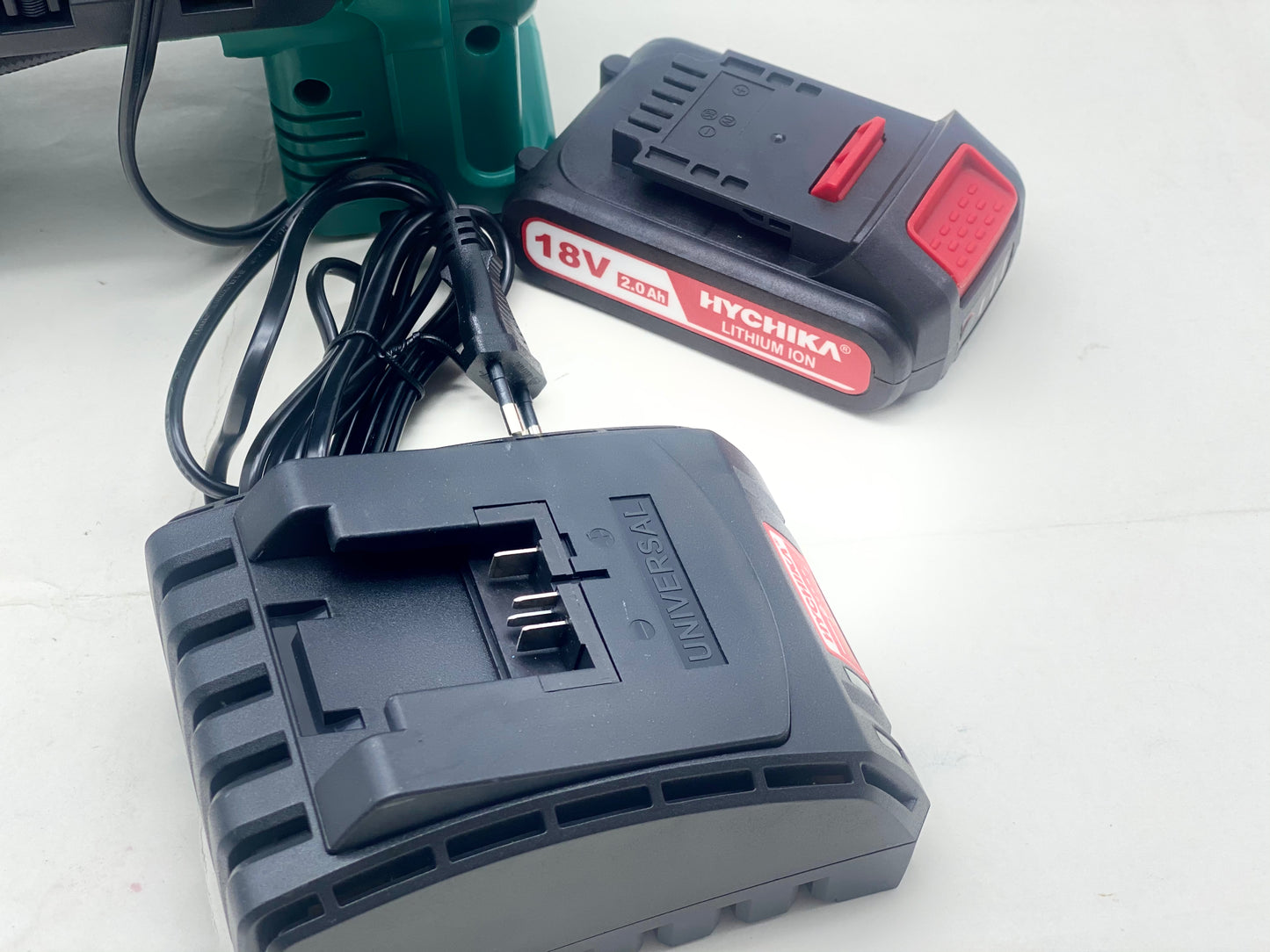 Compresseur d'air Portatif 18V HYCHIKA, Alimenté par 2A Batterie/Allume Cigare 2x2ah + chargeur neuf