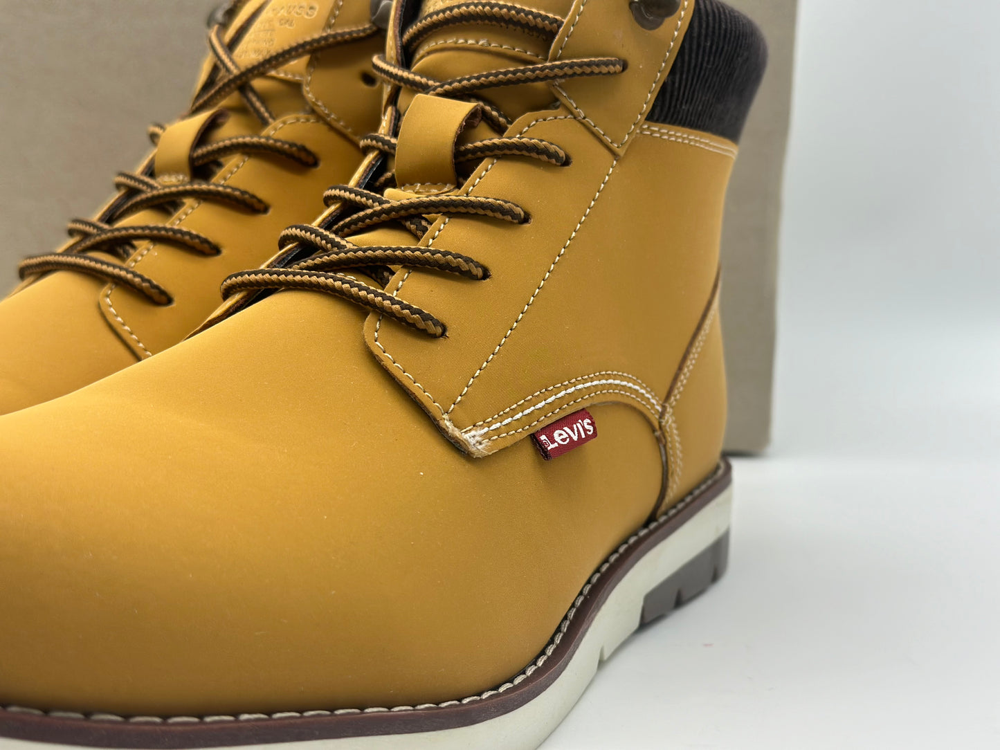 Boots chaussures pour homme LEVIS neuves et authentique taille 42,5. 43. 44