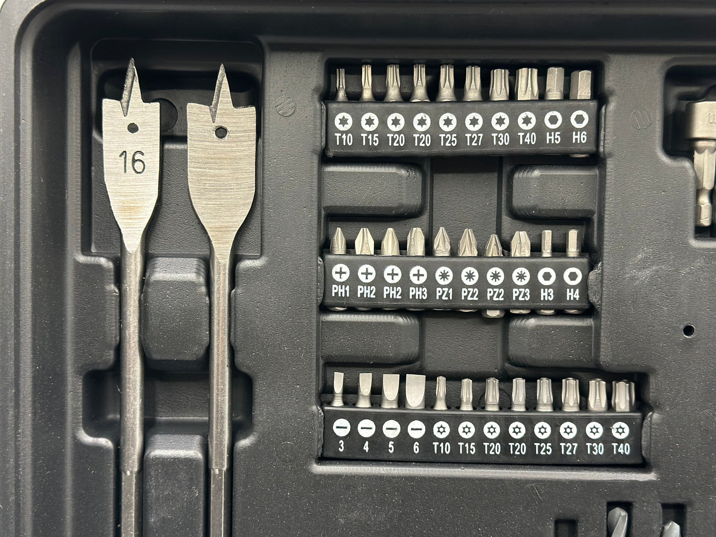 Visseuse sans fil TECCPO 18 V, 45 Nm, 2 batteries 2000 mAh et 105 accessoires, chargeur rapide, 21 + 3 niveaux de couple, 2 vitesses, mallette à outils portable - BHD700B