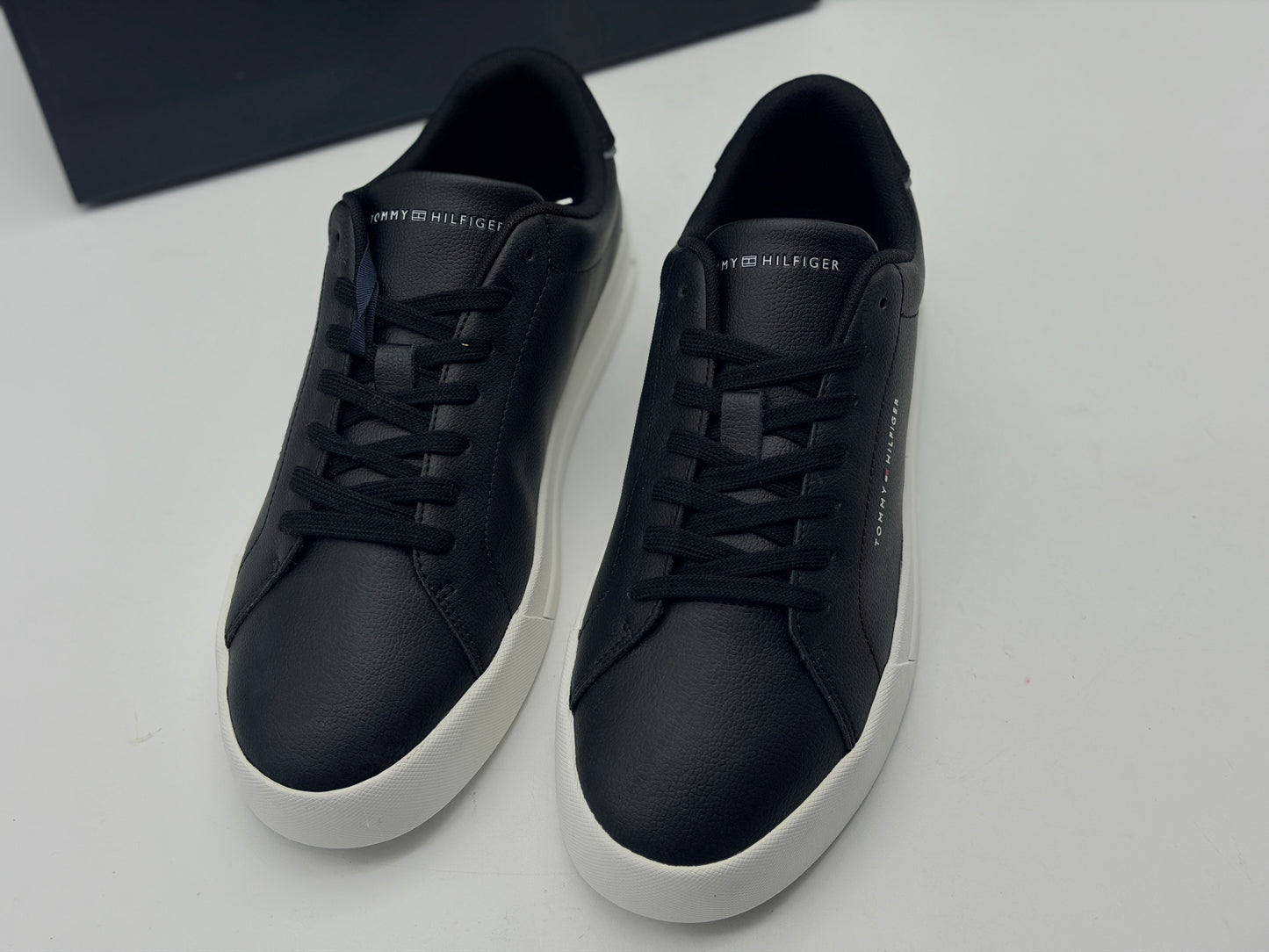 TOMMY HILFIGER
Baskets Court Leather Detail Essential Black