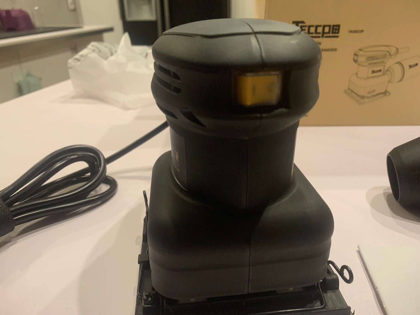 Ponceuses de Détail, TECCPO Ponceuse Vibrante 210W 14500 RPM, Moteur en Cuivre Fin, 12pcs Papiers de Verre, Surface Orbite 105x114mm, avec Sac de Poussière Recyclable