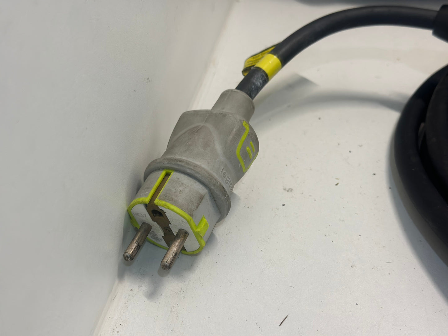 CÂBLE DE RECHARGE SUR PRISE DOMESTIQUE T2-E/F MONOPHASÉ 10A RENAULT (très bon État ) d’origine Renault